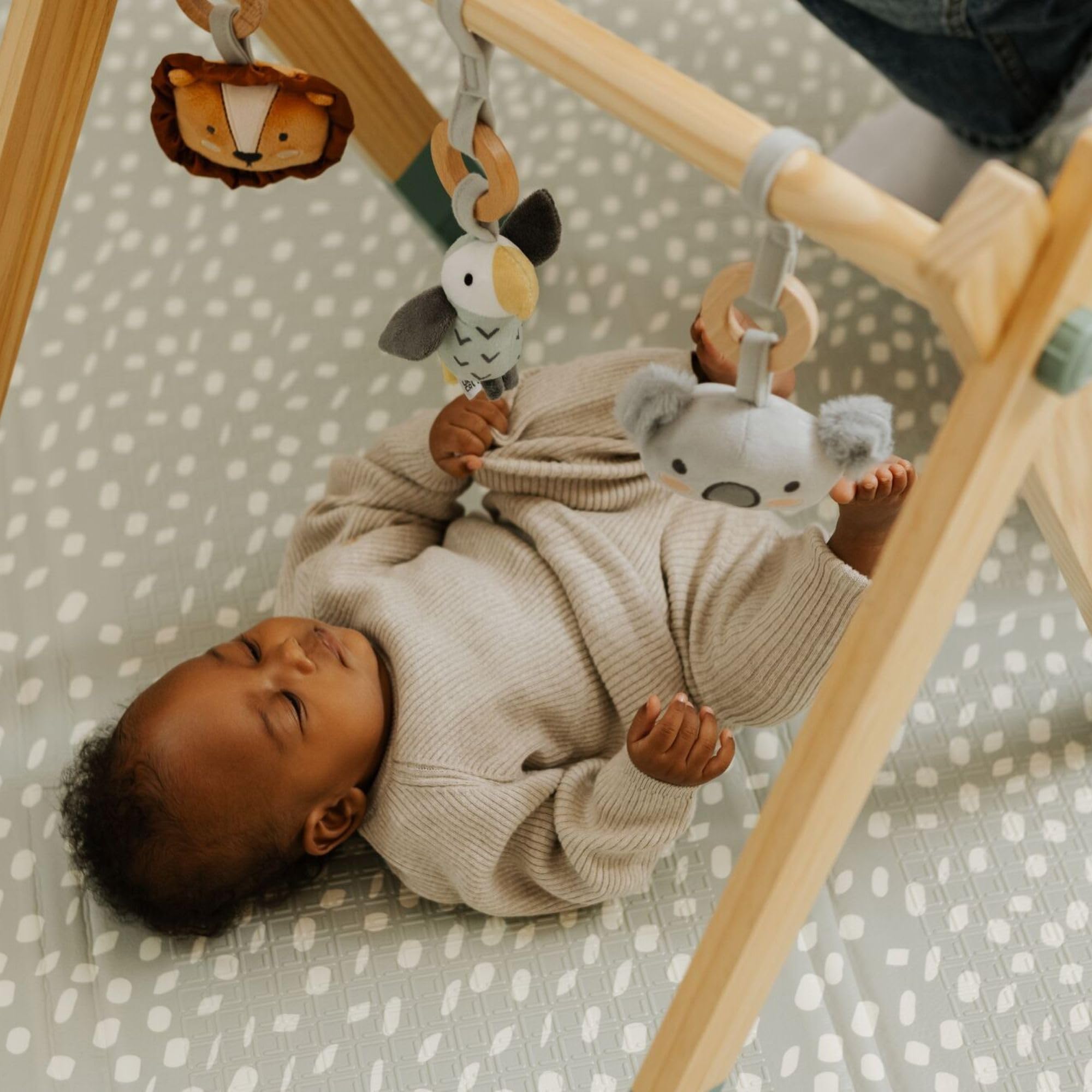 Nuby Arche d'Éveil en Bois Sensorielle, +0 Mois, Animal Adventures | Arche d'éveil pliable en bois avec peluches douces, favorise coordination œil-main & la motricité pour un bon temps d'éveil