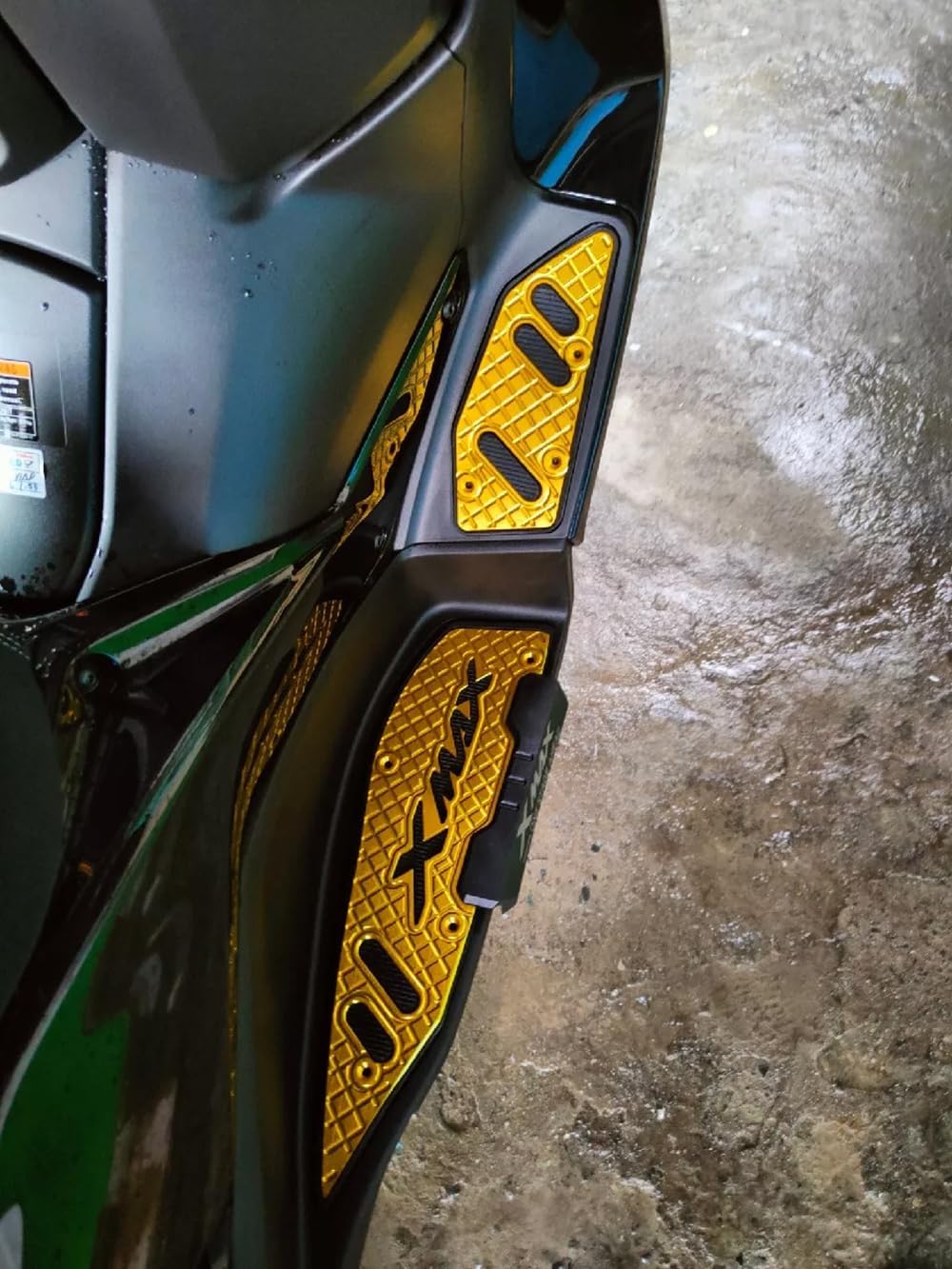 X-MAX Motorcycle Pedals Footpegs sidestand CNC Aluminum Alloy Front Footstep Foot Plate Footrest Pedal For YAMAHA X-MAX 300 2017-2024, Black