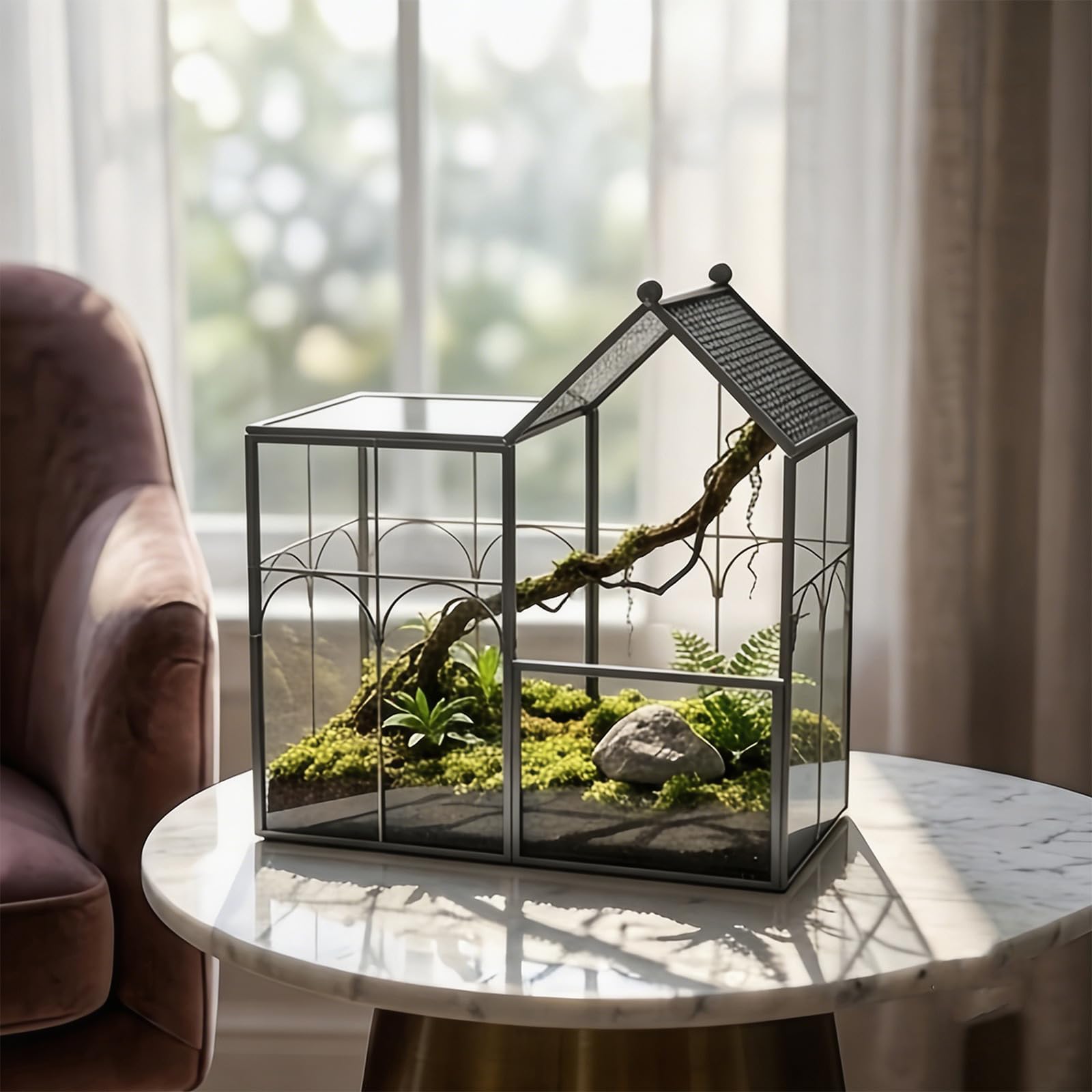 Dekoratives Terrarienhaus für die Wohnraumdekoration, Klarglas Vitrine mit Hausform, zu öffnender Blende und kompakter Glas Terrarium Vitrine mit kleinem Platzbedarf und schwarzem Rahmen mit zu Blende