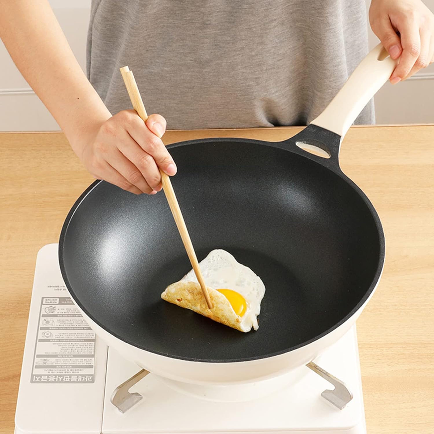 Woks and Stir Fry Pans, Carbon Steel Wok with Wooden Handle and Lid Non-Stick Flat Bottom Wok Frying Pan Suitable for Electric, Induction, and Gas Stoves (A)