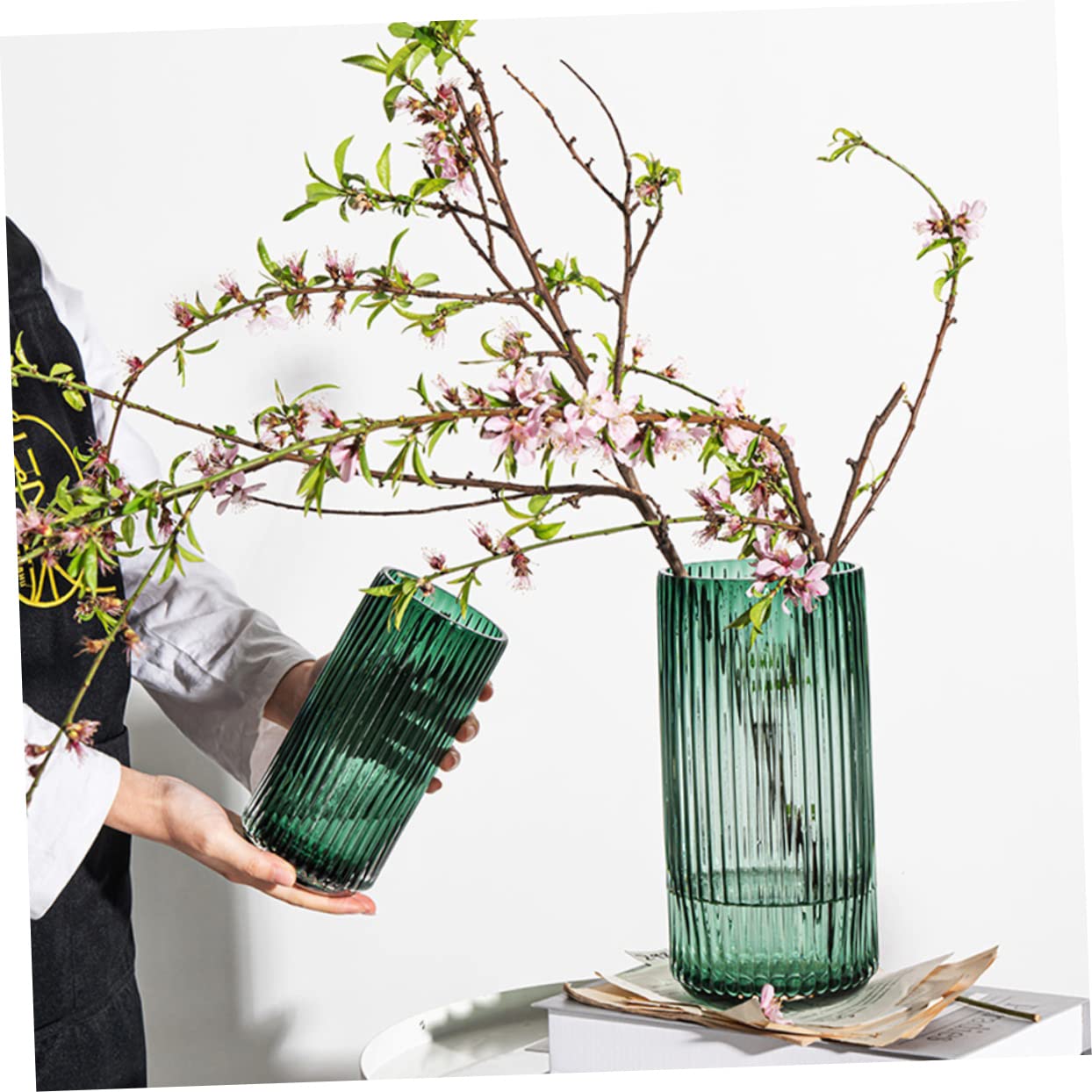 Sosoport Jarrón de Forma de Columna Diseño Sencillo de Estilo Nórdico para Arreglos de Flores Salón Talla Rayas Verticales Inspiradas Romano Jarrón de Vidrio para Plantas Acuáticas o Secas