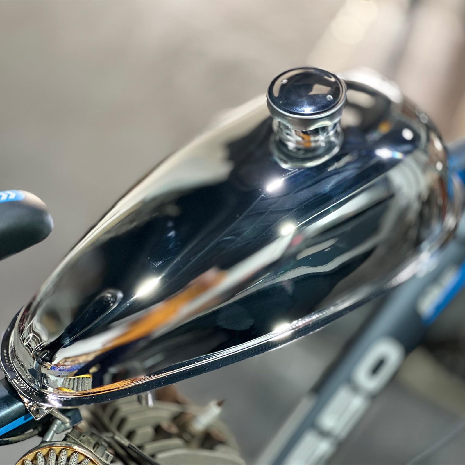 Depósito de combustible mejorado de 2 l con revestimiento brillante de 0.53 galones con rosca interna con tapa para motor de bicicleta motorizada de 80 cc, 66 cc y 49 cc (plateado)