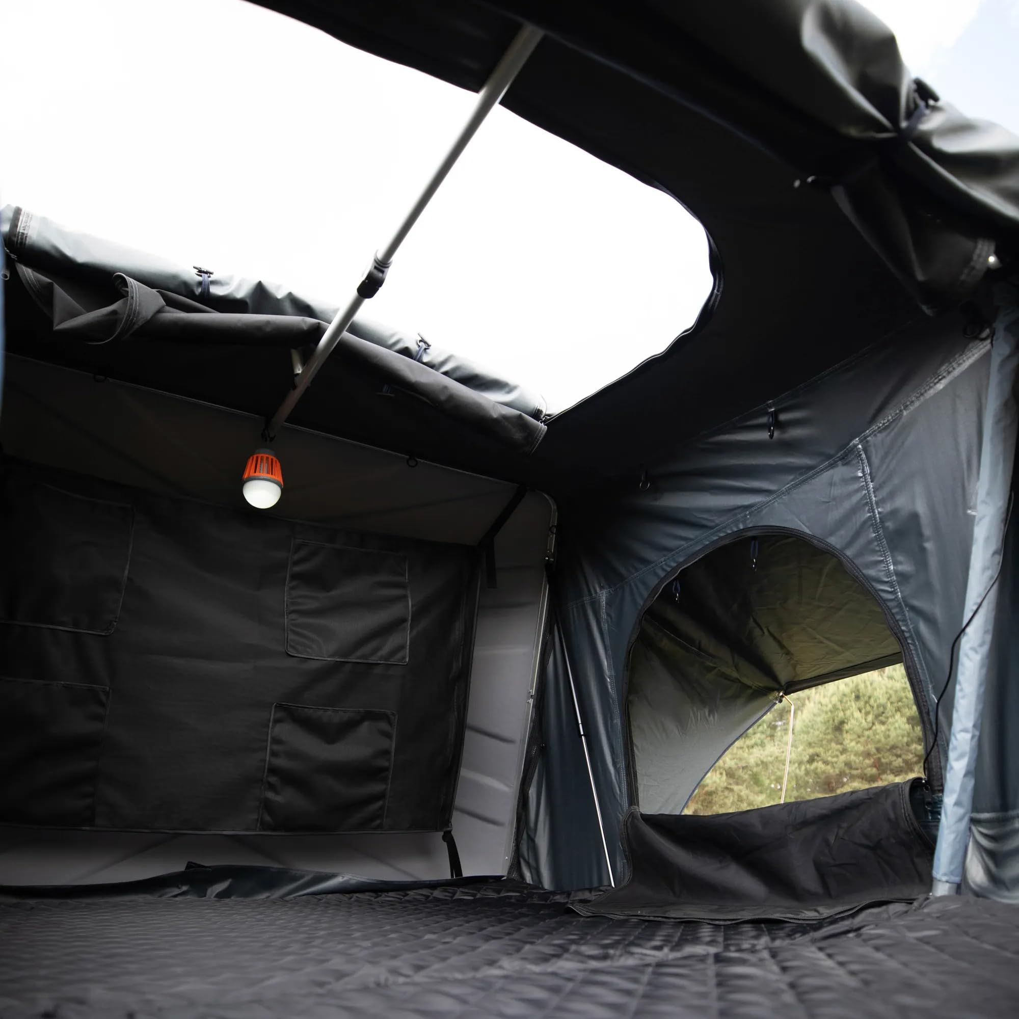 KADVA Dachzelt Tardis | Automatische Entfaltung | 2-Personen-Zelt mit Matratze | Wasserdicht (3000 mm) Oxford 400D RIP-Stop | LED USB | Kompakt (120×160×25 cm) | Ideal für Off-Road und SUV-Trips