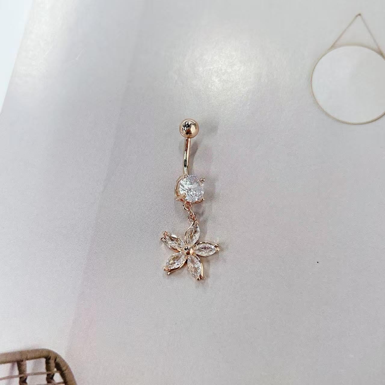 14G Crystal Flower Dangle Belly Button Ring for Women Stainless Steel Rhinestone Fashion Statement Lucky Floral Dangling Charm Curved Barbell Navel Rings Simple Sexy Summer Beach Body Piercing Jewelry