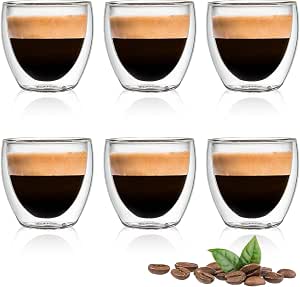 Bicchiere da caffè isolato in vetro colorato ad alto