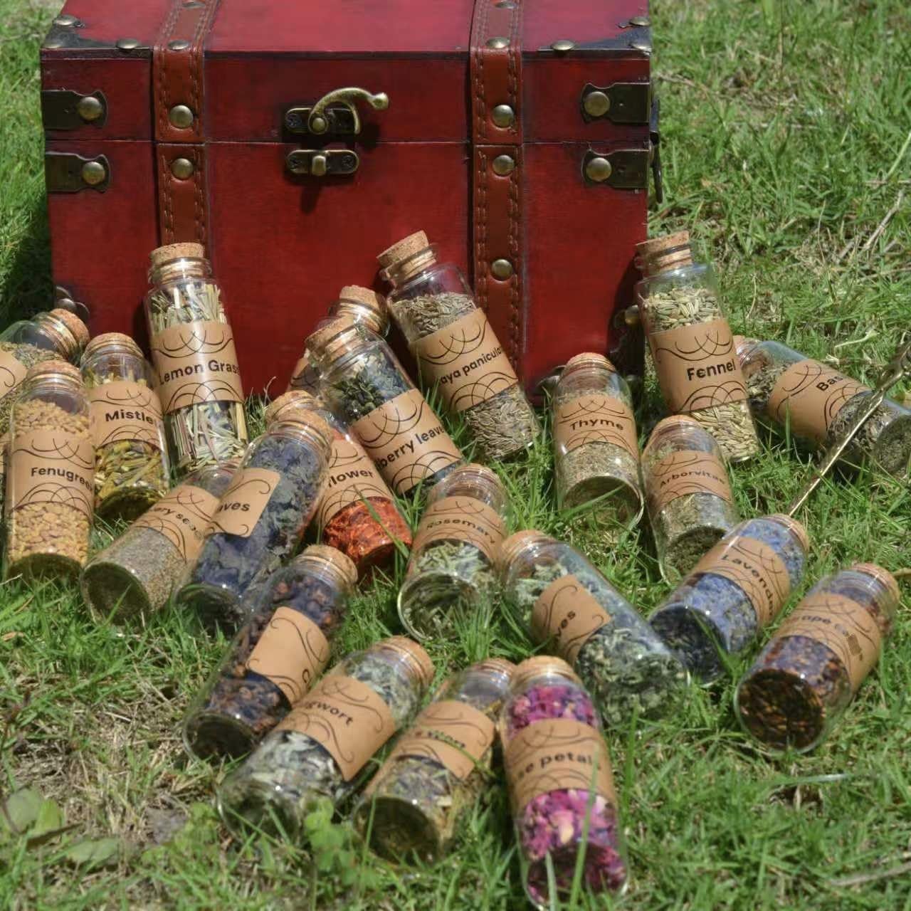 Kräuter Set im Vintage Holzkoffer – 100% Reine Naturkräuter getrocknet im Glas mit Korken & Zange – Geschenkbox für Rituale, DIY, Hexen, Duftsäckchen & Deko (24er Kräuterset)