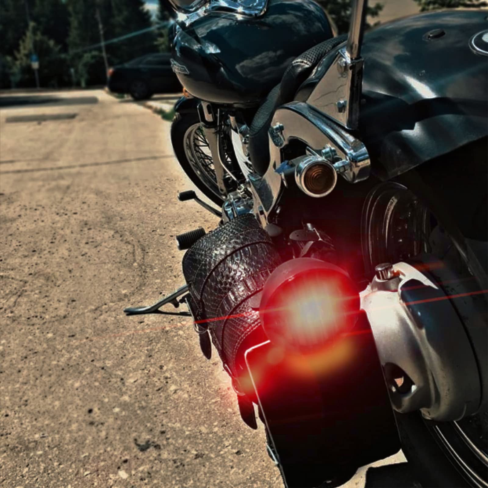 JMTBNO Fanale Posteriore Moto con Porta Targa Laterale Luce Freno Luce Stop Luce Targa Integrata Alluminio Impermeabile Universale 12V per Sportster 883 1200 Cruiser Bobber Chopper Cafe Racer