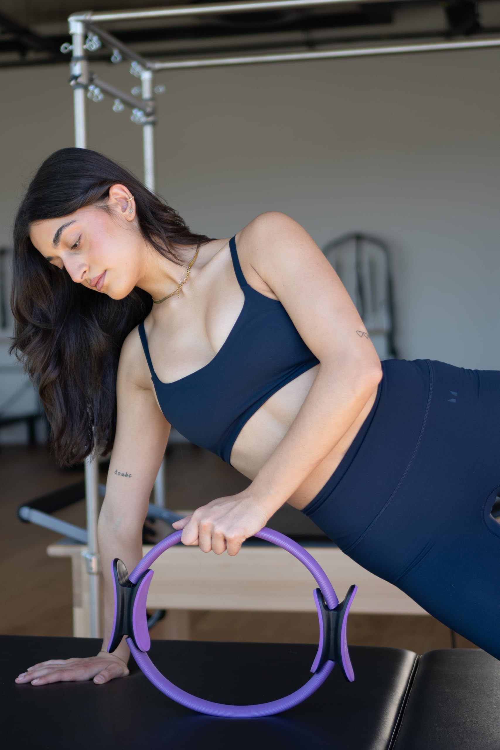 Anello per pilates, cerchio fitness da donna, attrezzatura per pilates per allenamenti a casa, esercizi interni coscia, tonico per braccia, gambe e braccia, anello per esercizi Magic Circle con