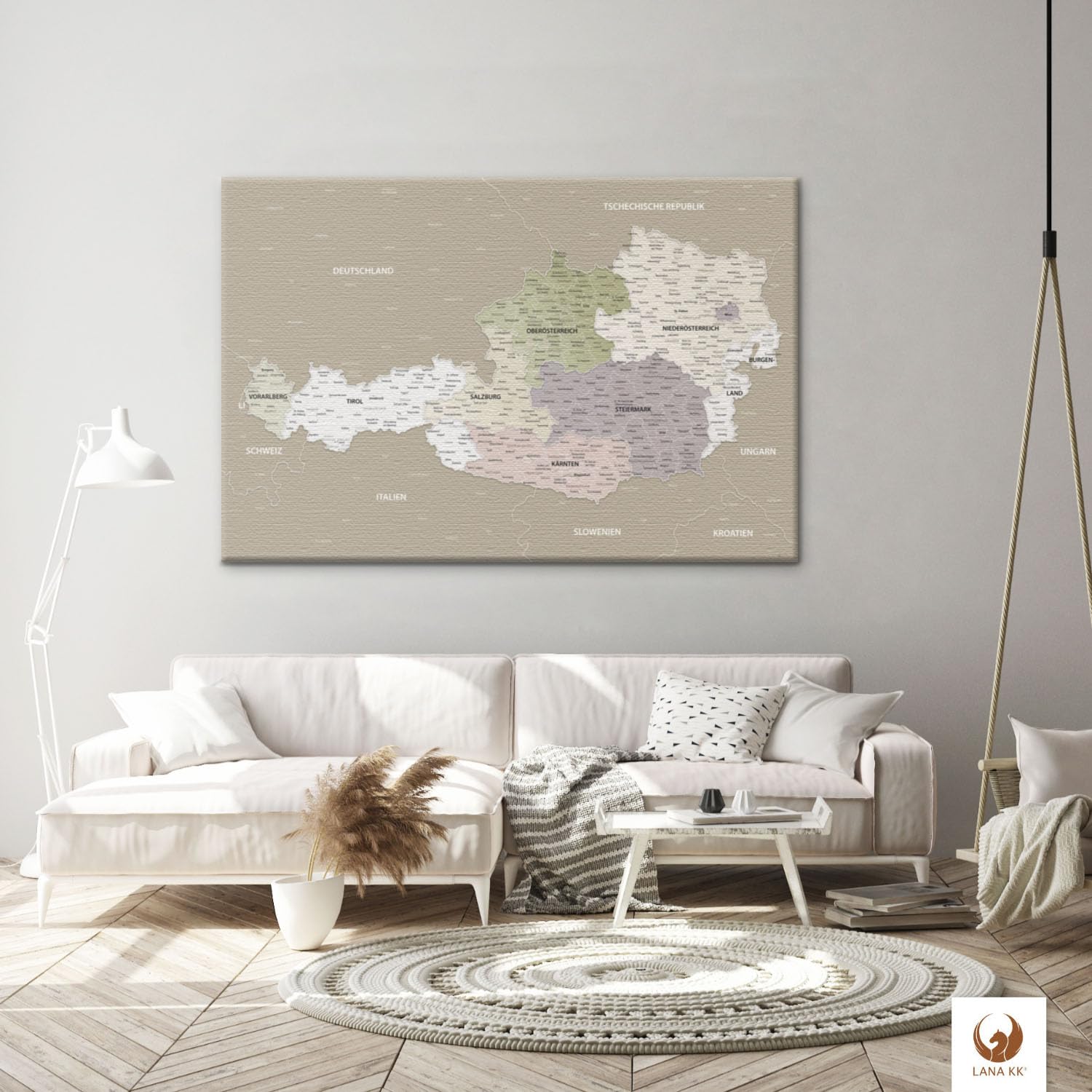LANA KK - Premium Leinwandbild Österreichkarte - Grau Sand - Deutsch - in 80 x 60 cm, stabile Rückwand zum Pinnen inkl. Starterkit - Leinwand-Kunstdruck Wandbild Landkarte XXL