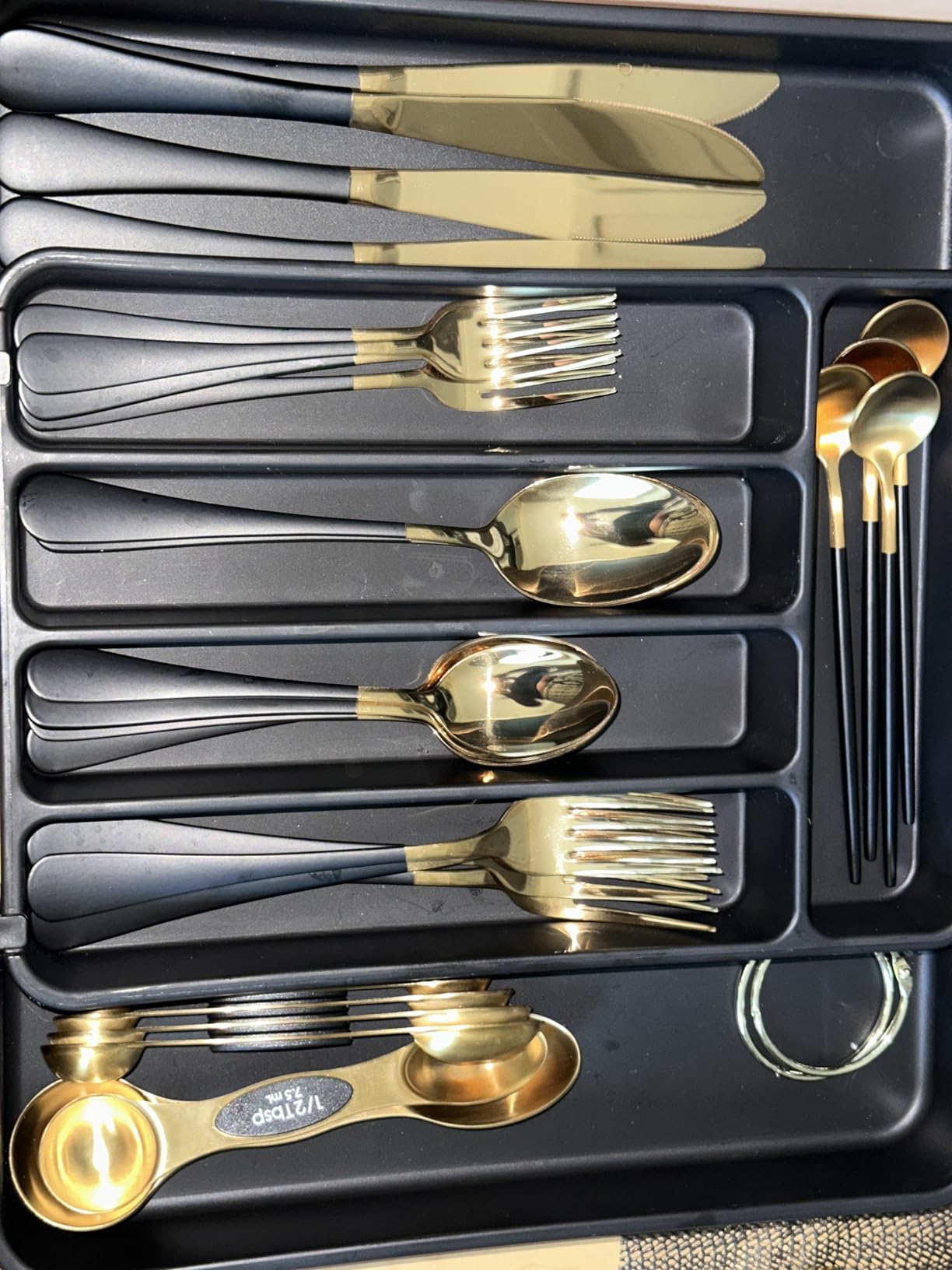 Expandable utensil tray fitted inside a kitchen drawer