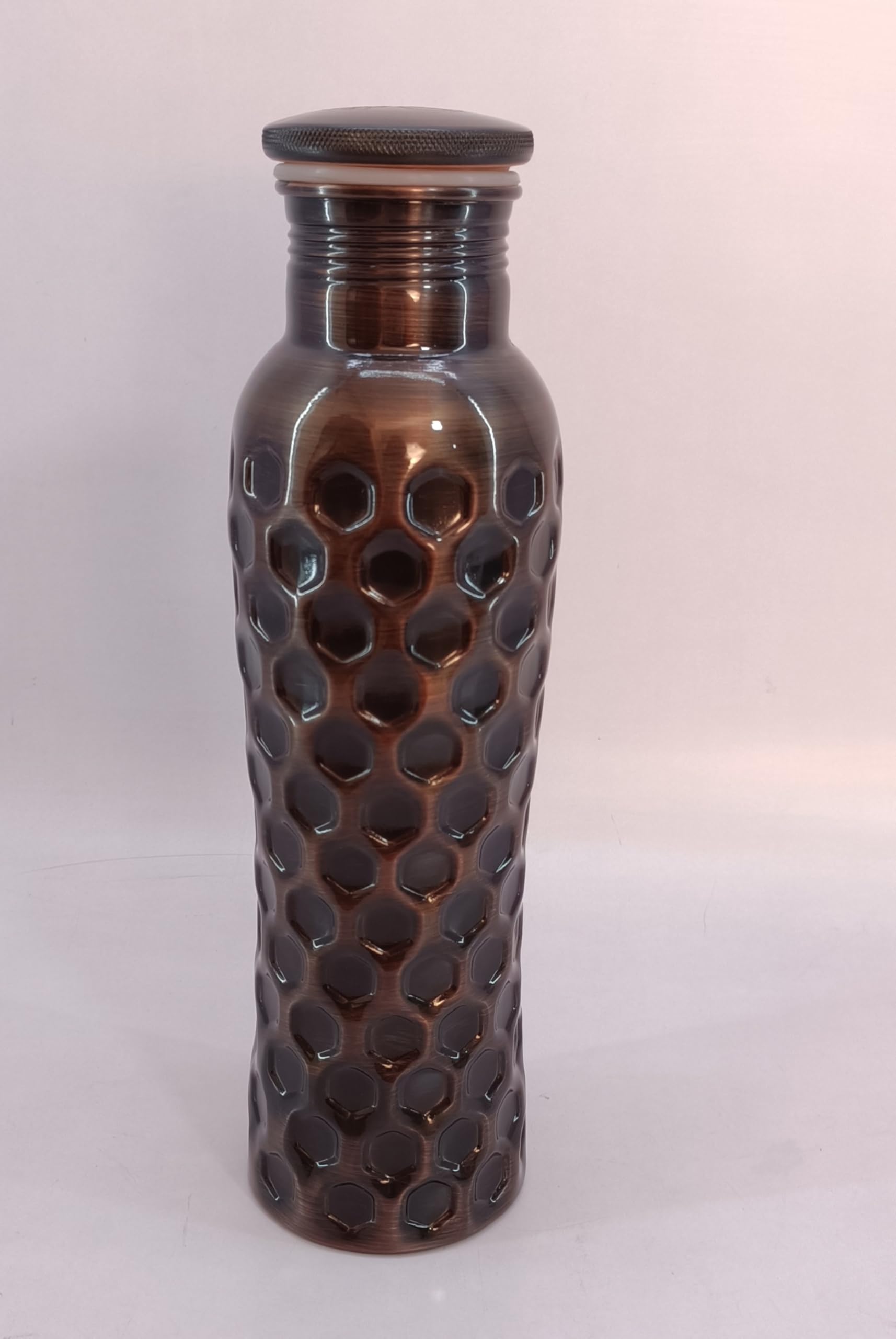 Tongue Scraper Cop29 Bouteille D'eau En Nid D'abeille Brillant Dolny En Cuivre Fait à La Main I Pichets Avec Couvercle I Carafe à Eau De Chevet (couvercle Lâche) - 1000 Ml/34 Oz