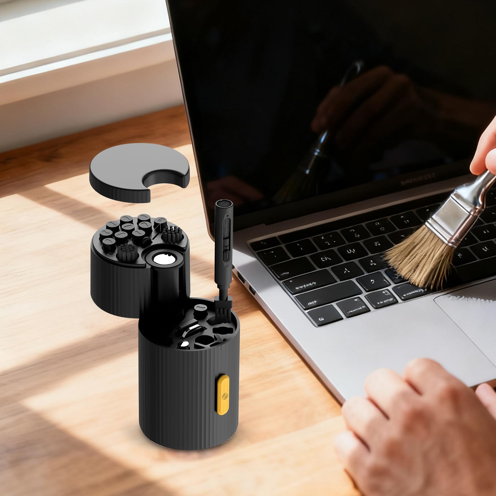 Set Pulizia Qury 4-in-1 Per Auricolari Bluetooth, Tastiere, Microfoni E Fotocamere – Con Spazzola In Velluto, Pennino Metallico E Spazzola Cilindrica