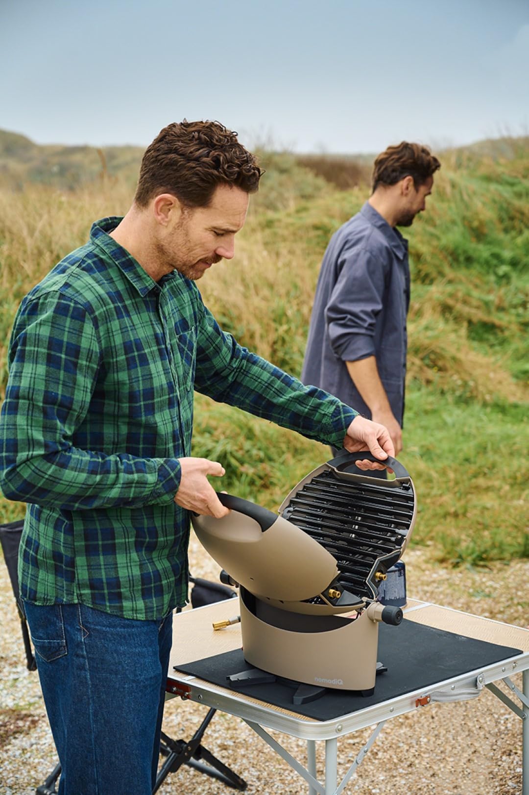 NOMADIQ BBQ Camping | Tischgrill | Compact | 2 Brenner | gasgrill camping | gasgrill balkon Wohnmobil | grillplatte, portable, outdoor, barbecue, outdoor kocher