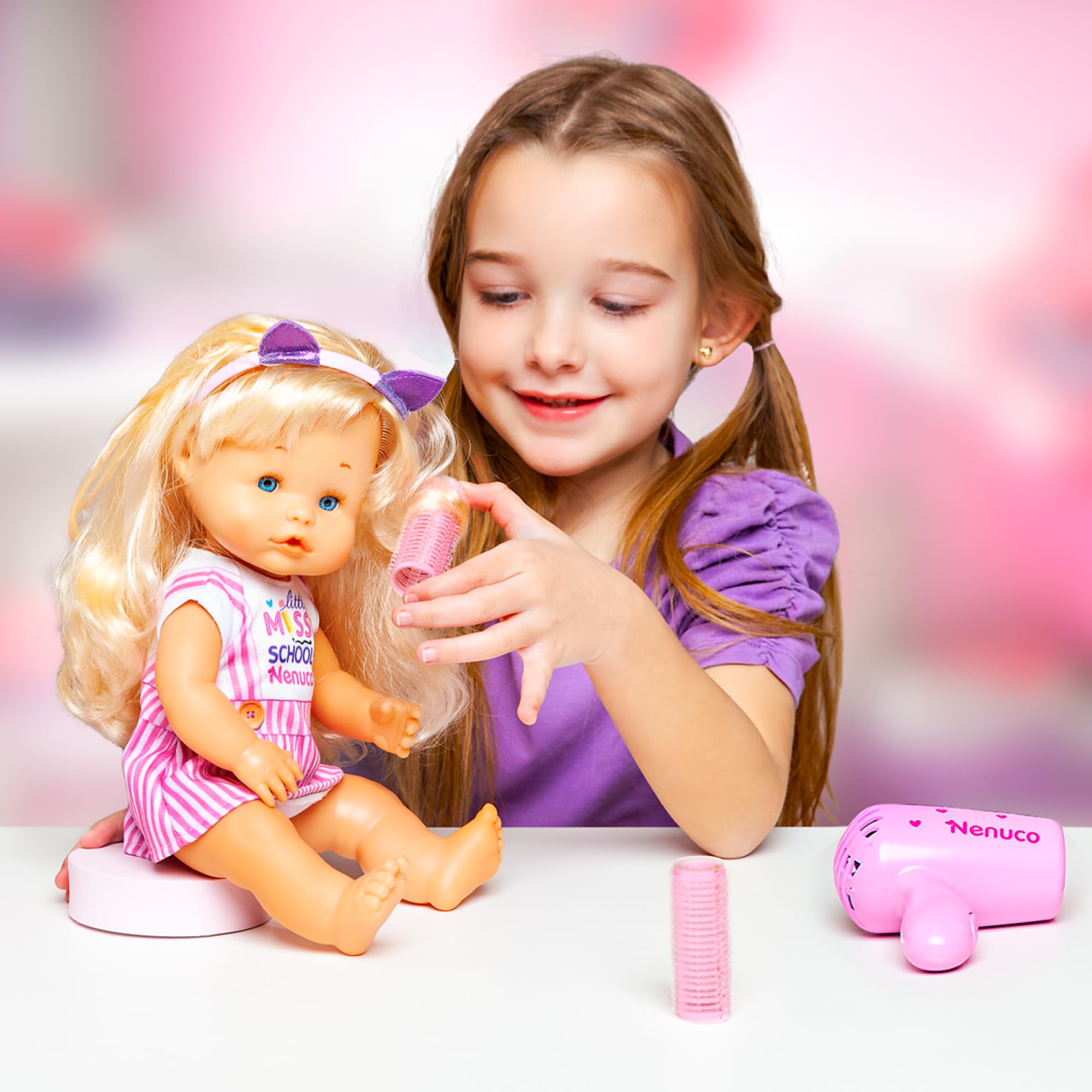 Nenuco - Frisuren für Cole, Babypuppe, Harter Körper, 35 cm, mit blonden und Langen Haaren, um Verschiedene Frisuren zu Machen, viele Accessoires wie Zöpfe, seit 2 Jahren, berühmt (NFN60000)