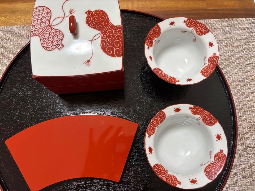 【深川製磁】白金波鶴紋　屠蘇器揃（銚子、盃3個、面長皿） 白金波鶴紋 屠蘇器揃 | 有田焼 深川製磁｜公式オンラインストア