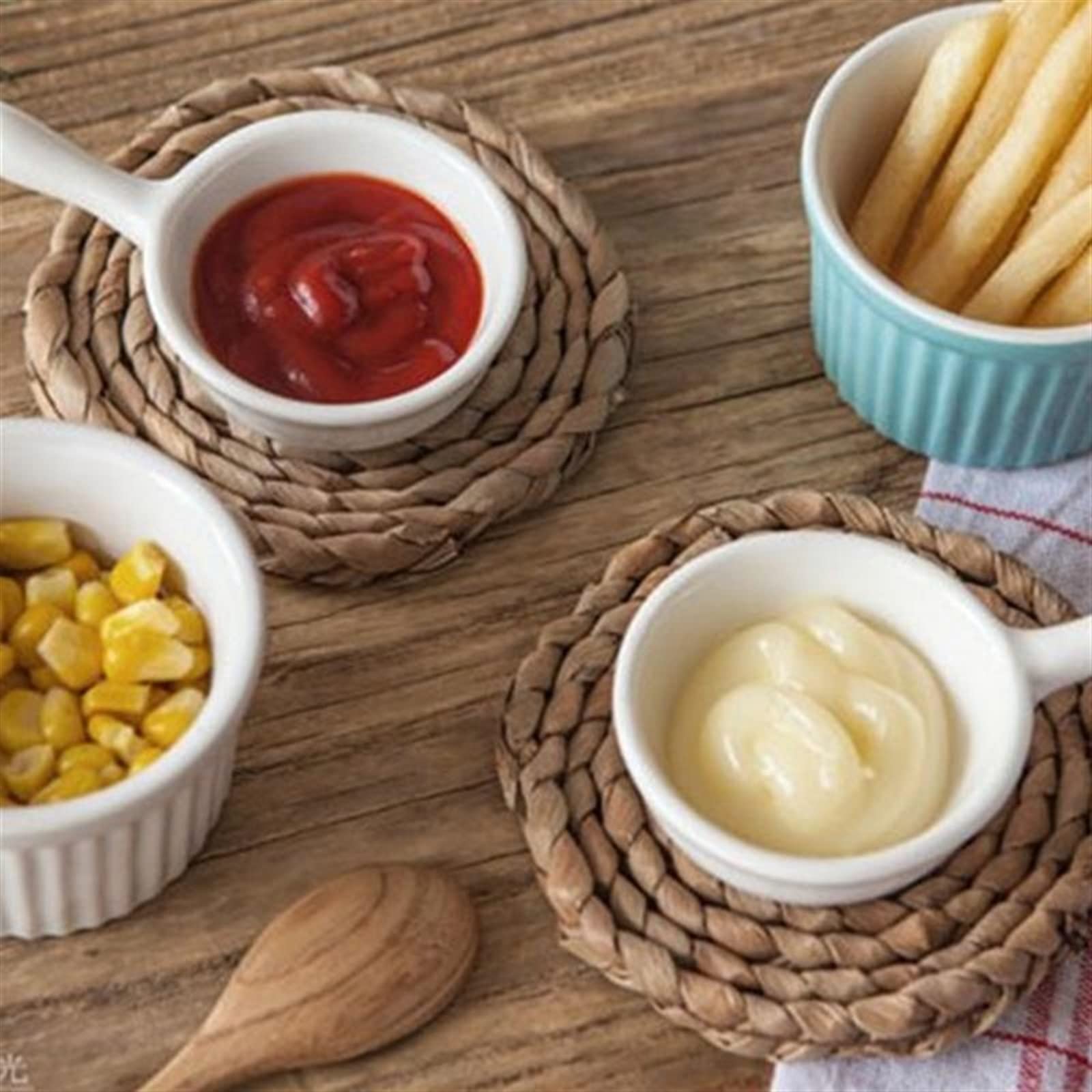 Zuckerdosen, Schalen, Keramikschalen, Teller, Tassen, Soßen, Sahne, Eiscreme, Snacks, Kartoffelchips, Suppe, Gewürze