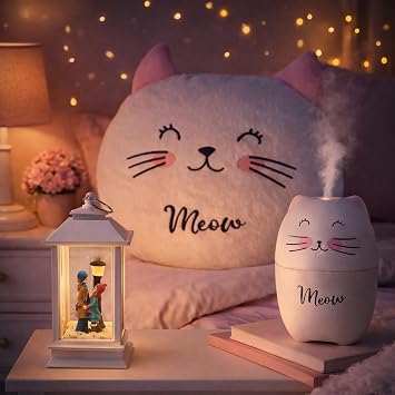 Kedi Temalı Dekoratif Tasarıma Sahip Hediye Seti – Peluş Kedi Yastık + Buhar Makinesi Nemlendirici + Sevgili Figürlü Kar Küresi | Dekoratif Hediye Seti