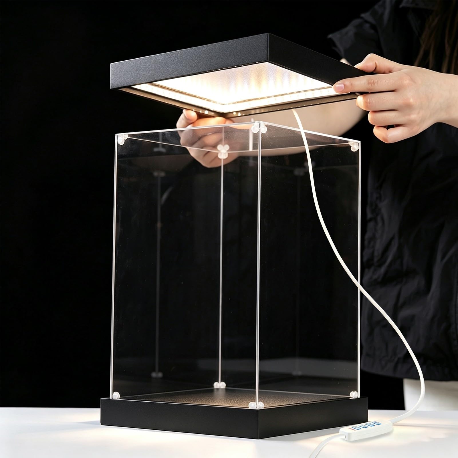 Teca Plexiglass Scatola in Acrilico con Luce LED e Base in Legno Nero