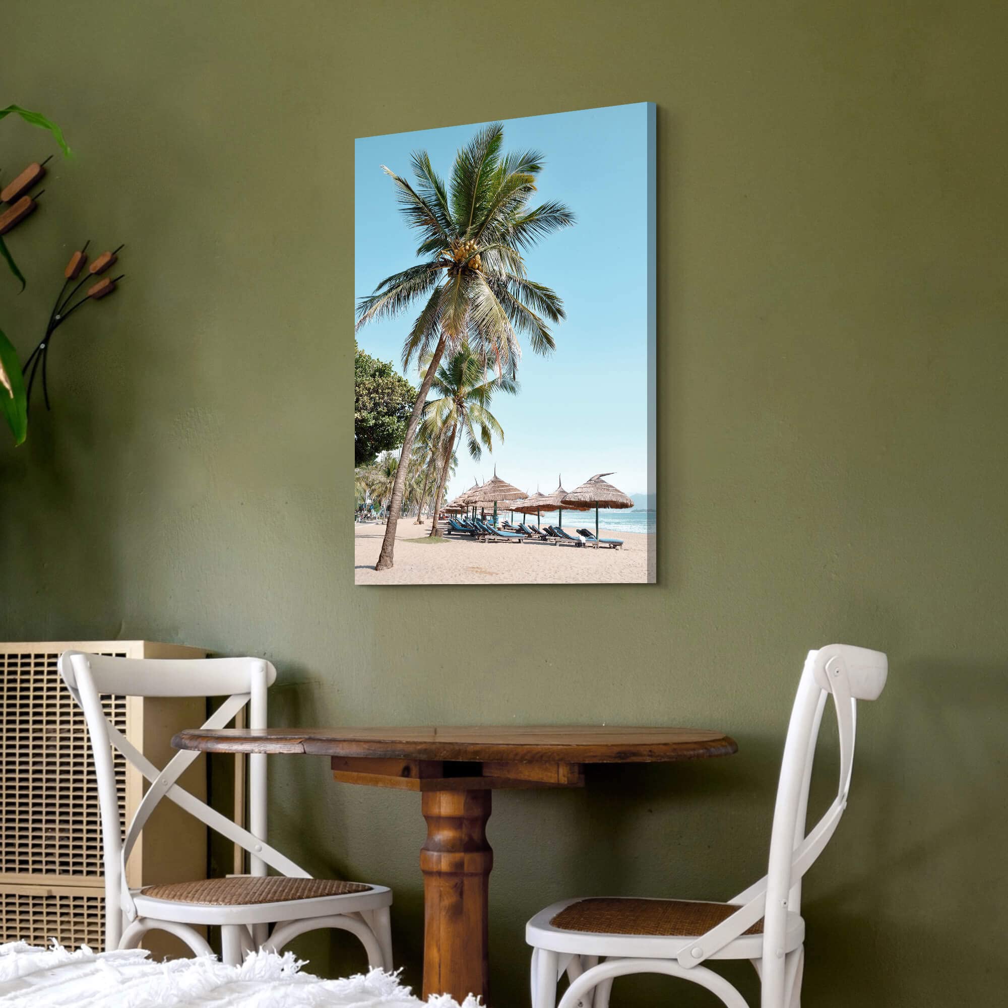 Lienzo de playa para pared: 36 x 24 pulgadas, imagen costera, árboles de coco, sombrillas y sillas, pintura junto al mar, palmera, decoración para sala de estar