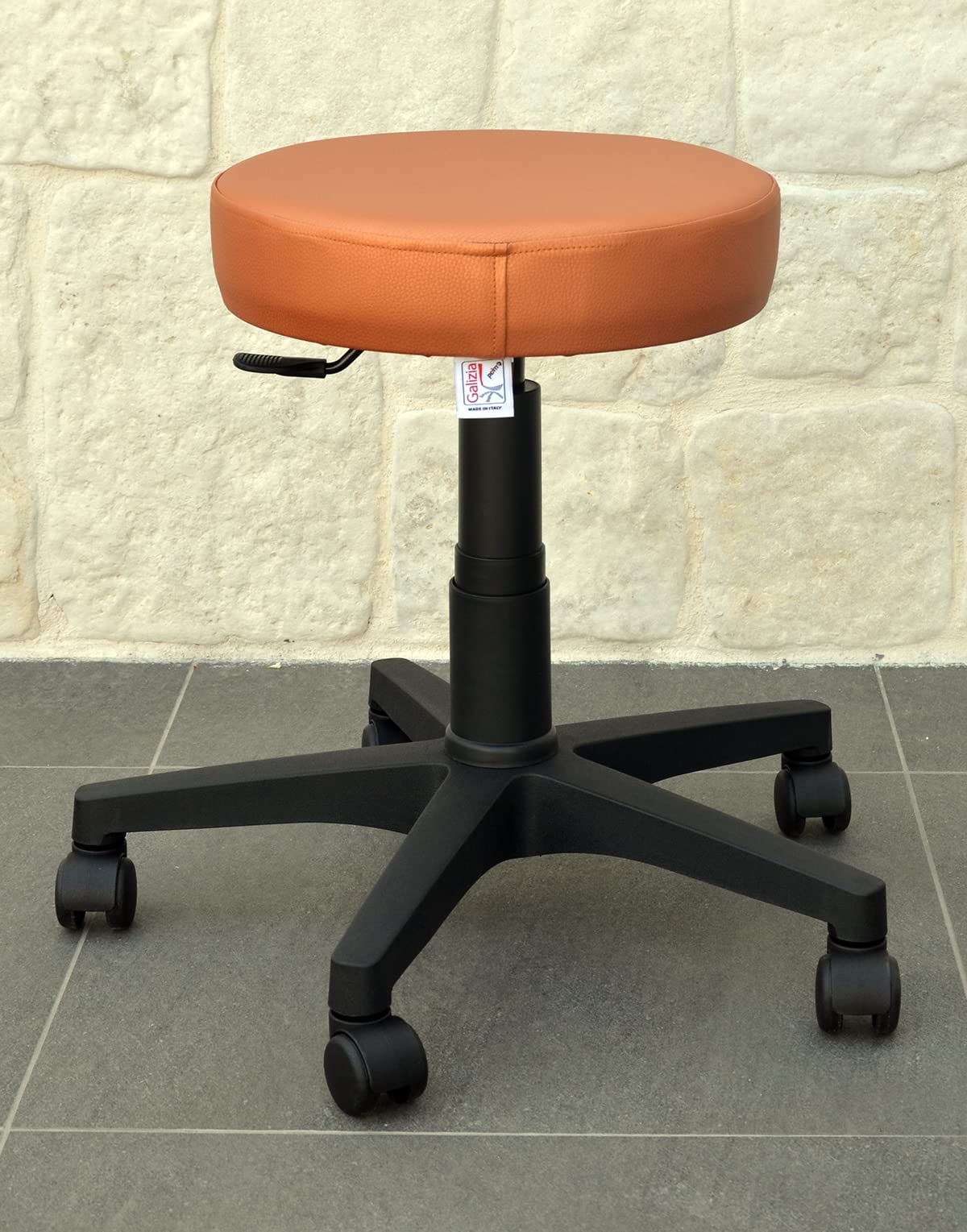 GALIZIA Prjme Sgabello Girevole Centro ESTETICO, STUDIO MEDICO, DENTISTICO , PODOLOGO, Base con Ruote, Regolabile in Altezza con LEVETTA A Gas, in ECOPELLE LAVABILE 100% (BRONZO)