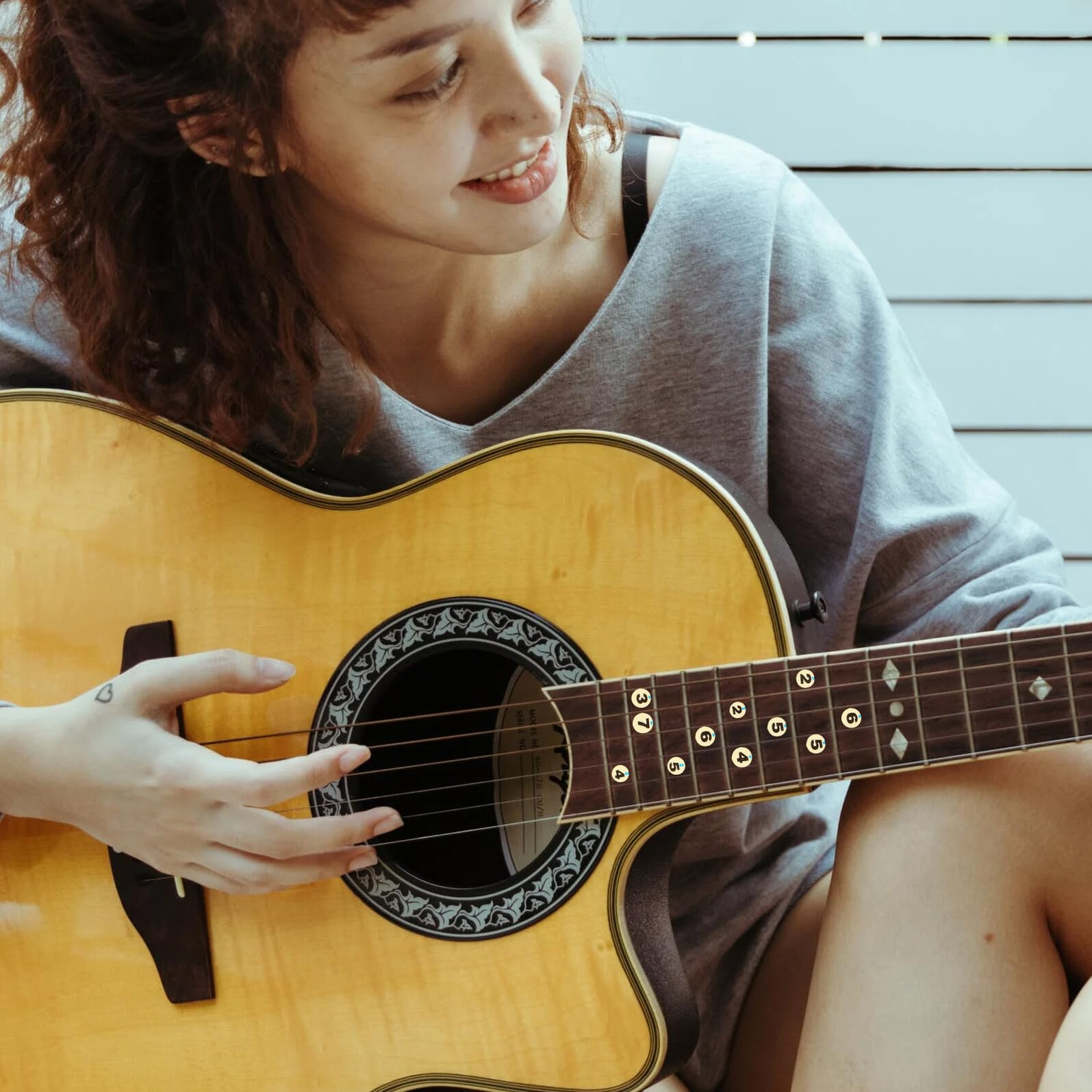 ERINGOGO Lot de 7 Autocollants Adhésifs Jaunes pour Touche de Guitare, Facile à Retirer, Aide à Maîtriser le Manche Design Professionnel et Pratique