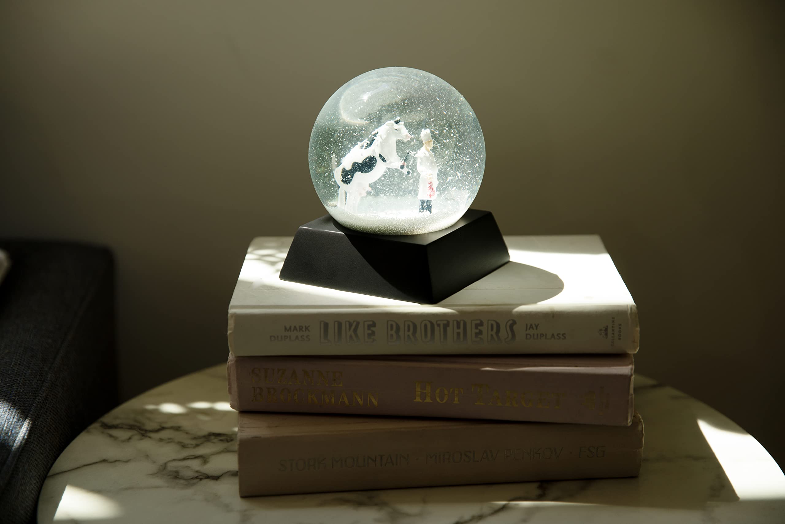 Amazon.co.jp: Mad Cow スノードーム – 奇妙なギフト 牛スノードーム