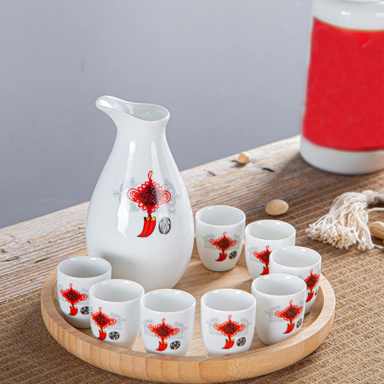 Ensemble de Deux Tasses à saké japonaises en Porcelaine Peinte à la Main, Style Traditionnel.