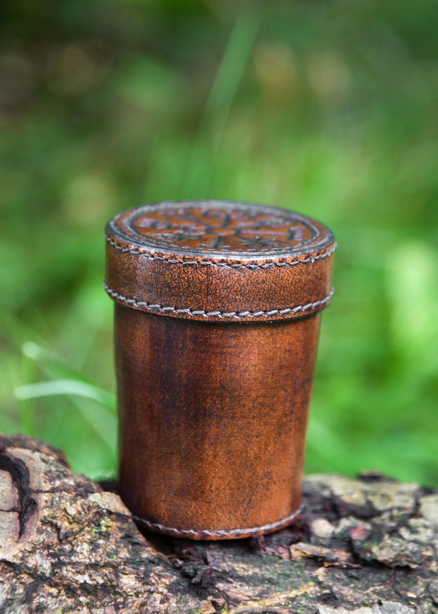 Ulfberth - Gobelet Cube Viking de qualité supérieure avec Couvercle, Motif Vegvisir - Cuir véritable - Tasse médiévale - LARP - (Vegvisir Marron)