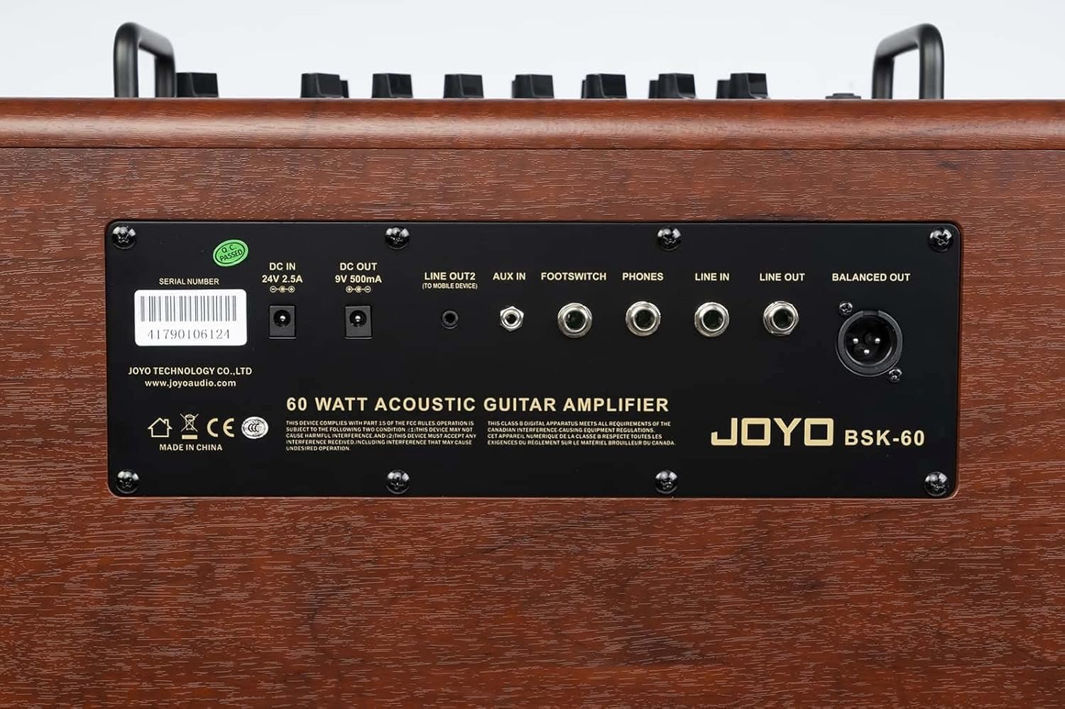 แผงด้านหลังของ amplifier, displaying input/output ports and power connections
