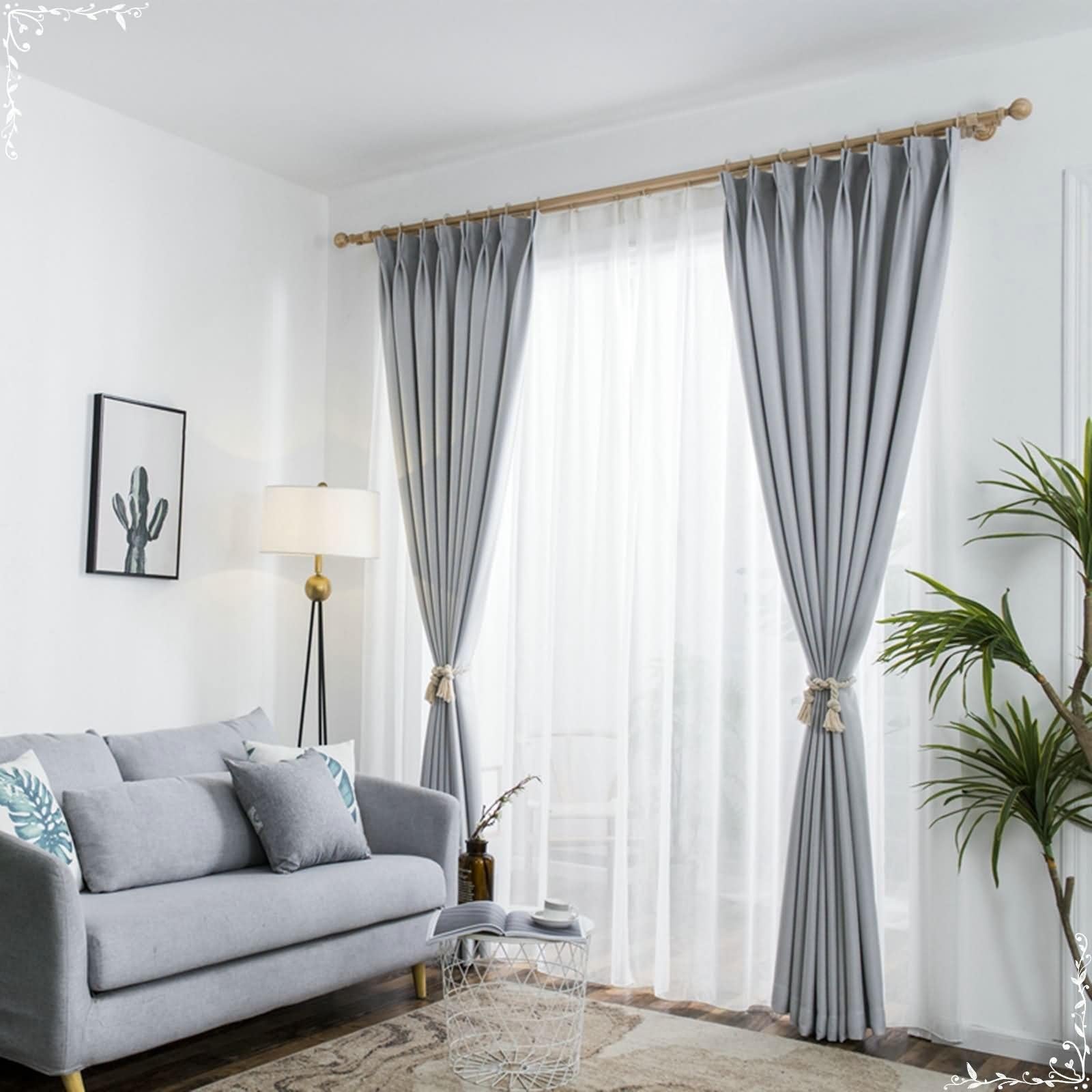 Rideau opaque occultant contre les lumières de la rue dans la chambre à coucher