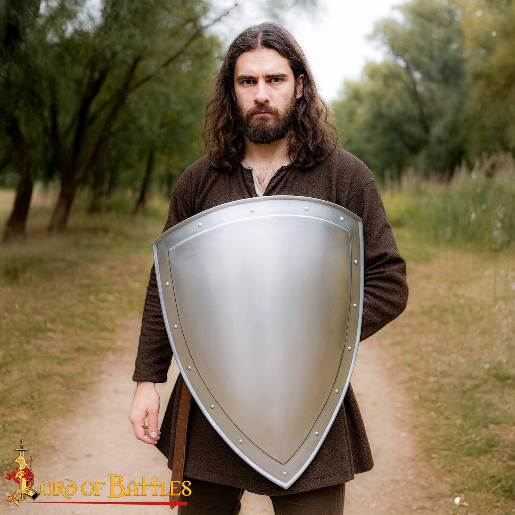 Lord of Battles Scudo templare medievale forgiato a mano - Personalizzabile, funzionale, rievocazioni storiche e accessorio per armatura LARP