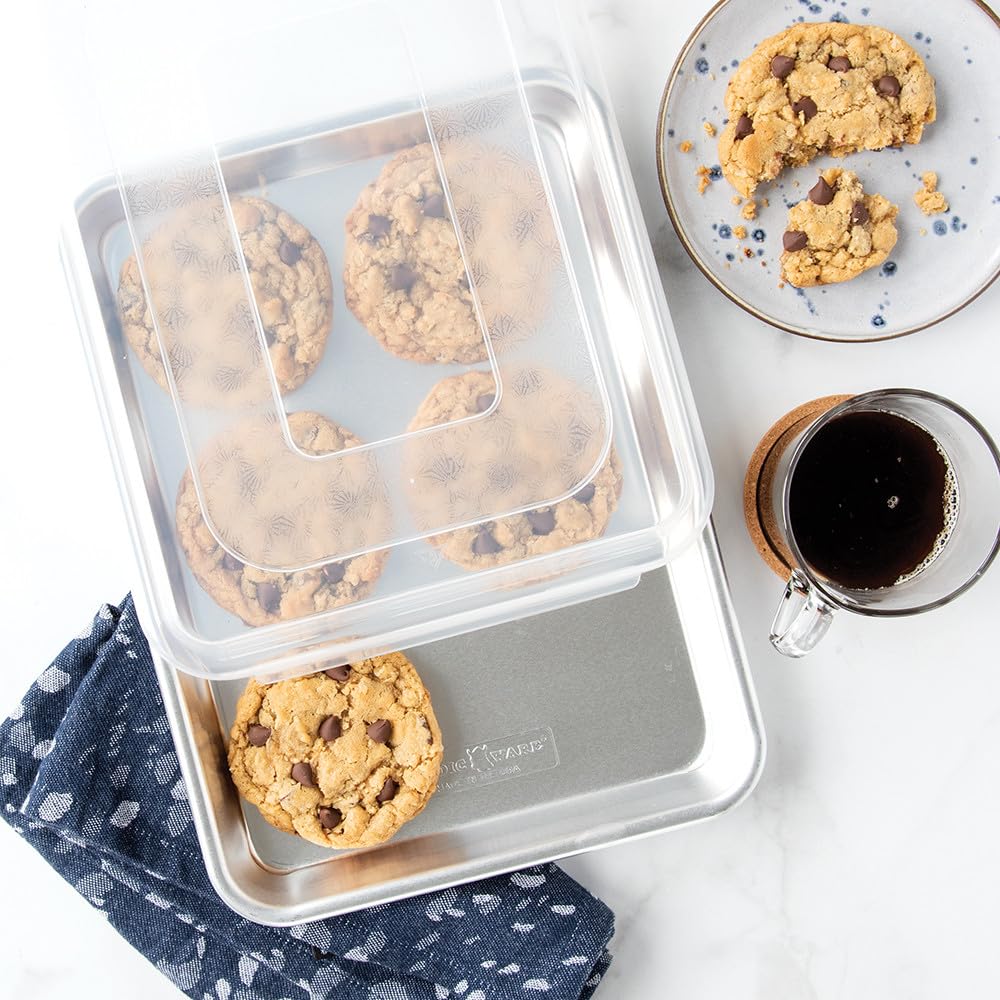 Nordic Ware Naturals Baker's - Cuarto de hoja con tapa, bandeja de aluminio para hornear, utensilios para hornear y recalentar comidas pequeñas, fabricado en los Estados Unidos, color plateado