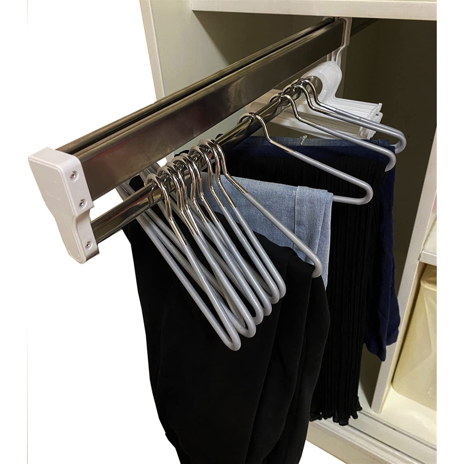 Range pantalon coulissant en acier blanc pour organiser la garde-robe familiale