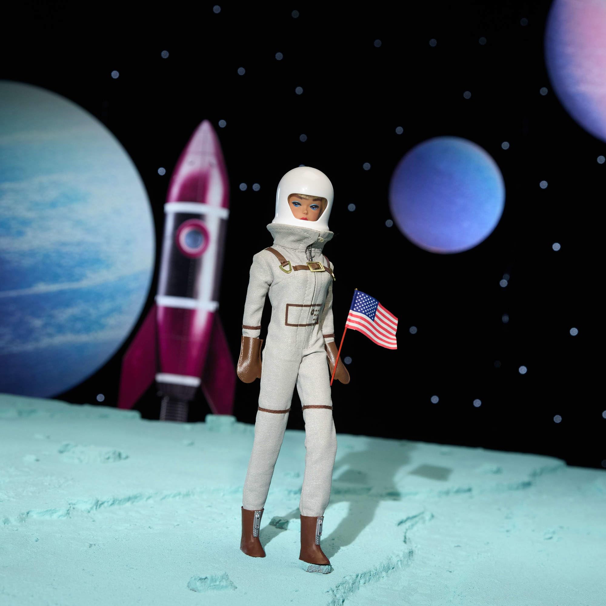 Barbie Signature Astronauta, bambola da collezione con tuta argentata, stivali spaziali e casco inclusi, riproduzione vintage del 1965, giocattolo per adulti, JBJ48