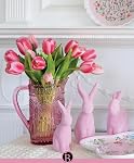 Boston International Vintage-Inspired Pitcher en verre avec motif floral embossé, 4.5" x 7.75", Codi rose