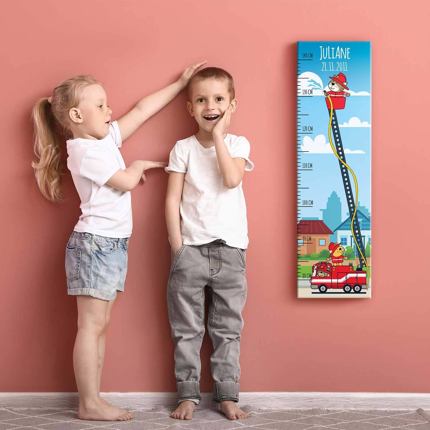 GRAVURZEILE Messlatte für Kinder aus Holz - Feuerwehr Design - mit Namen für Kinderzimmer - Skala misst 80-140 cm - Größe 20 x 70 x 2 cm - Geschenk zur Geburt für Mädchen & Jungen