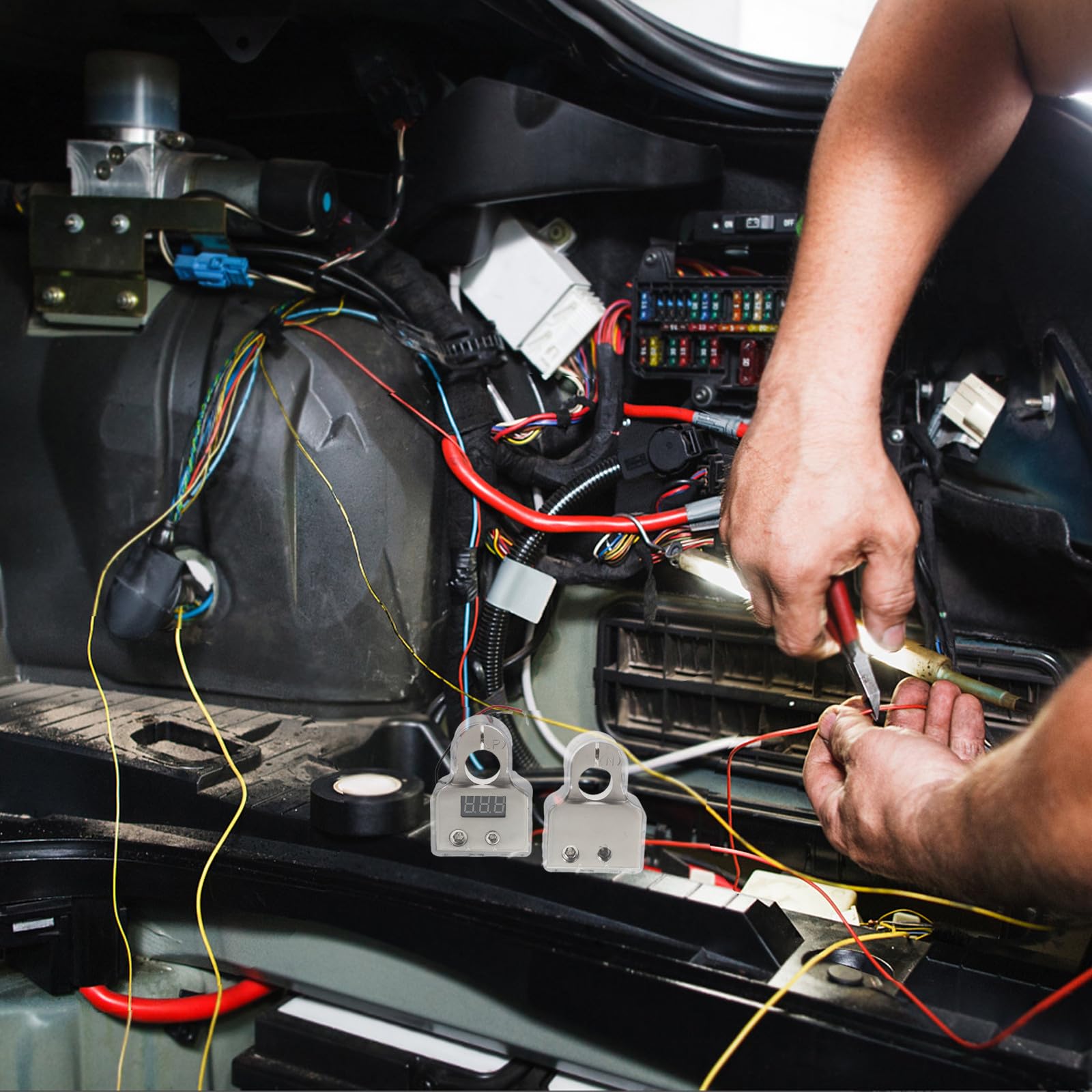 Autobatterie Anschlussklemmen mit Spannungsanzeige, 2 Stück | Zinklegierung, Integrierter Überlastschutz, Plus und Minus Klemmpaar, für Auto Audio und Verstärker