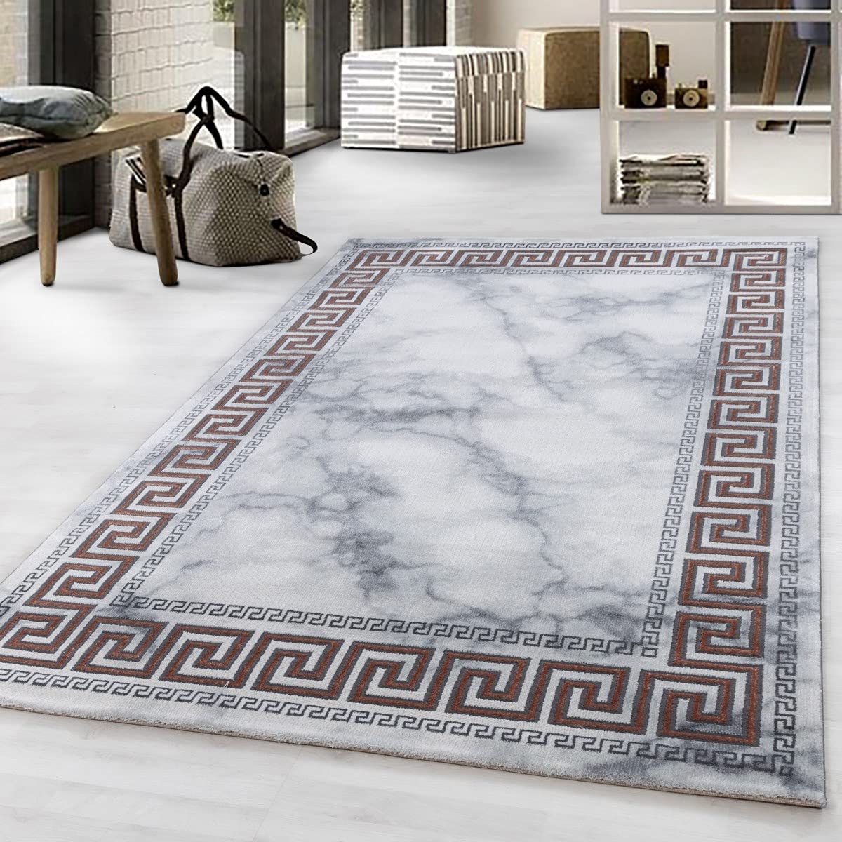 Tapis design marbré pour réchauffer un sol froid avec bordure bronze vieilli