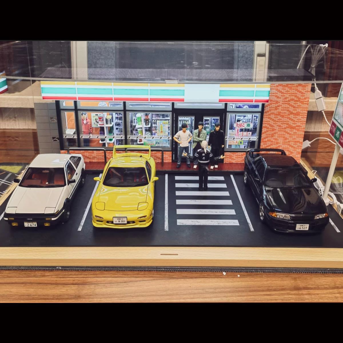 1:18 Japanisches 7-Eleven Convenience Store Modell, realistische Miniatur-Szene mit USB-LED-Beleuchtung & vier Parkplätzen, Druckguss-Auto-Display-Hintergrund