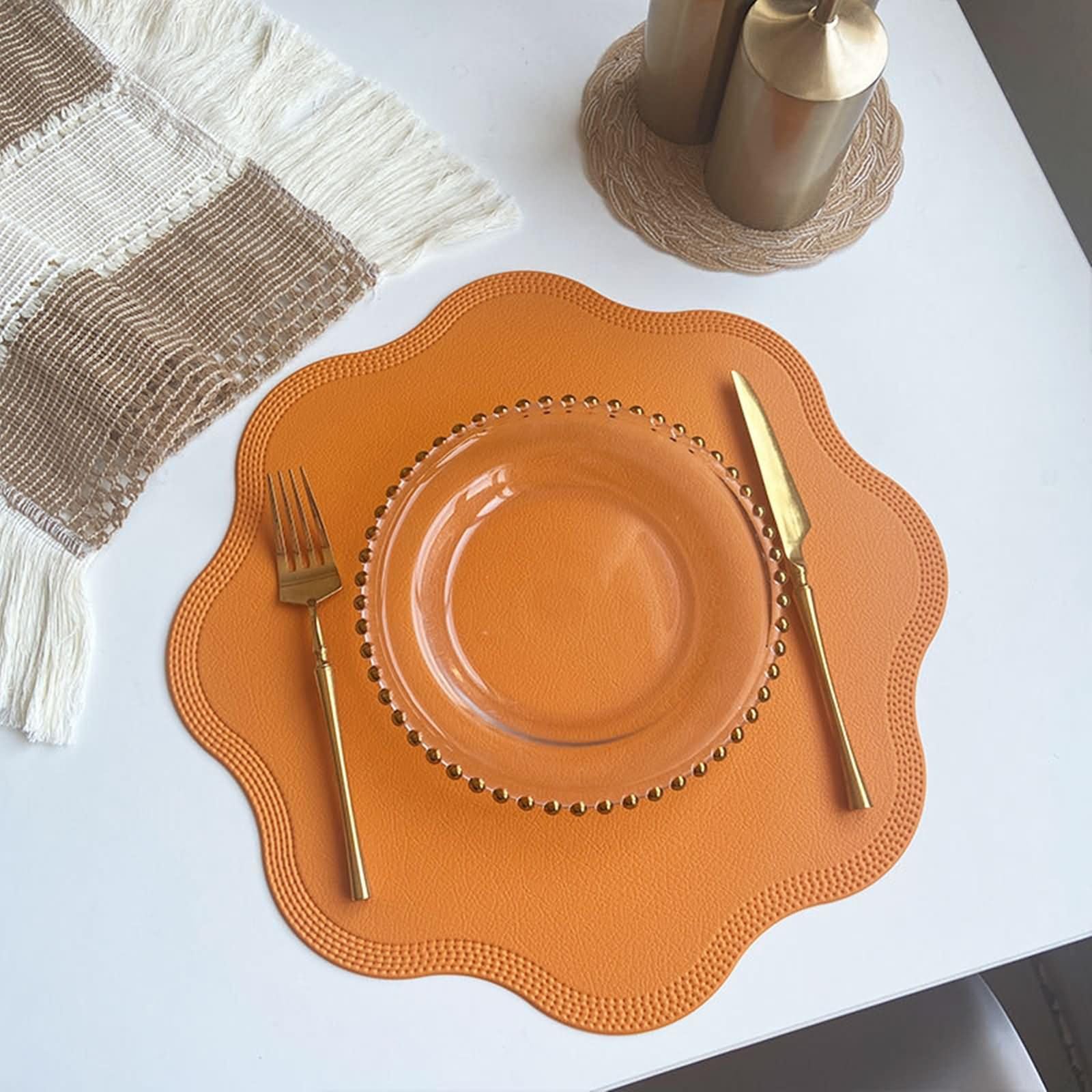 Napperon Table Salle à Manger 6 PCS, 38 CM Orange Napperon Table Antidérapant Restaurant Cuir PVC, Couleur Unie avec Bords Floraux