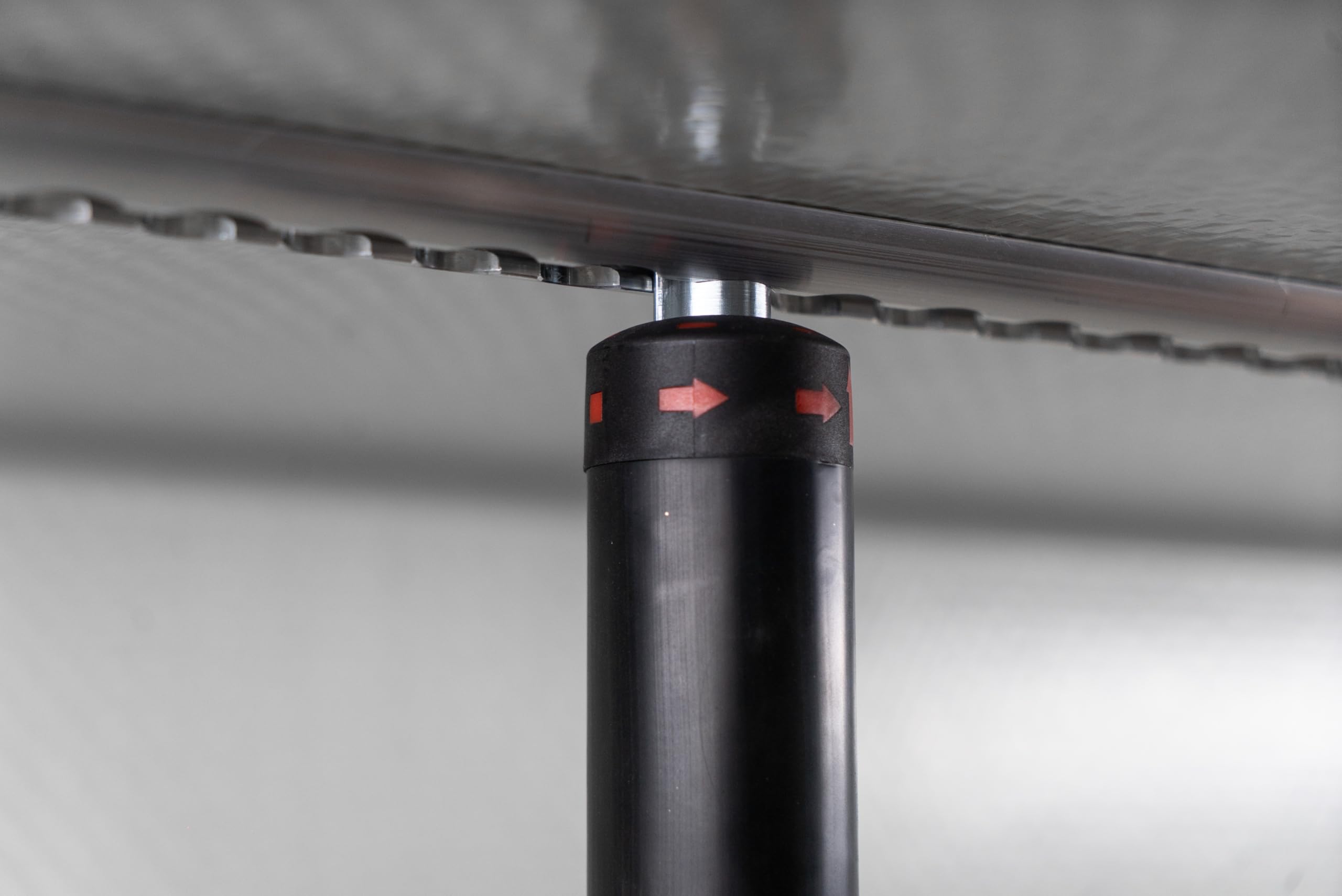 Twister Beam ALU Rundsperrbalken Sperrstange Airlineschiene Schutzüberzug Ladungssicherung Klemmbalken mit PVC Ummantelung und Drehfedersystem (1000-1350 mm)