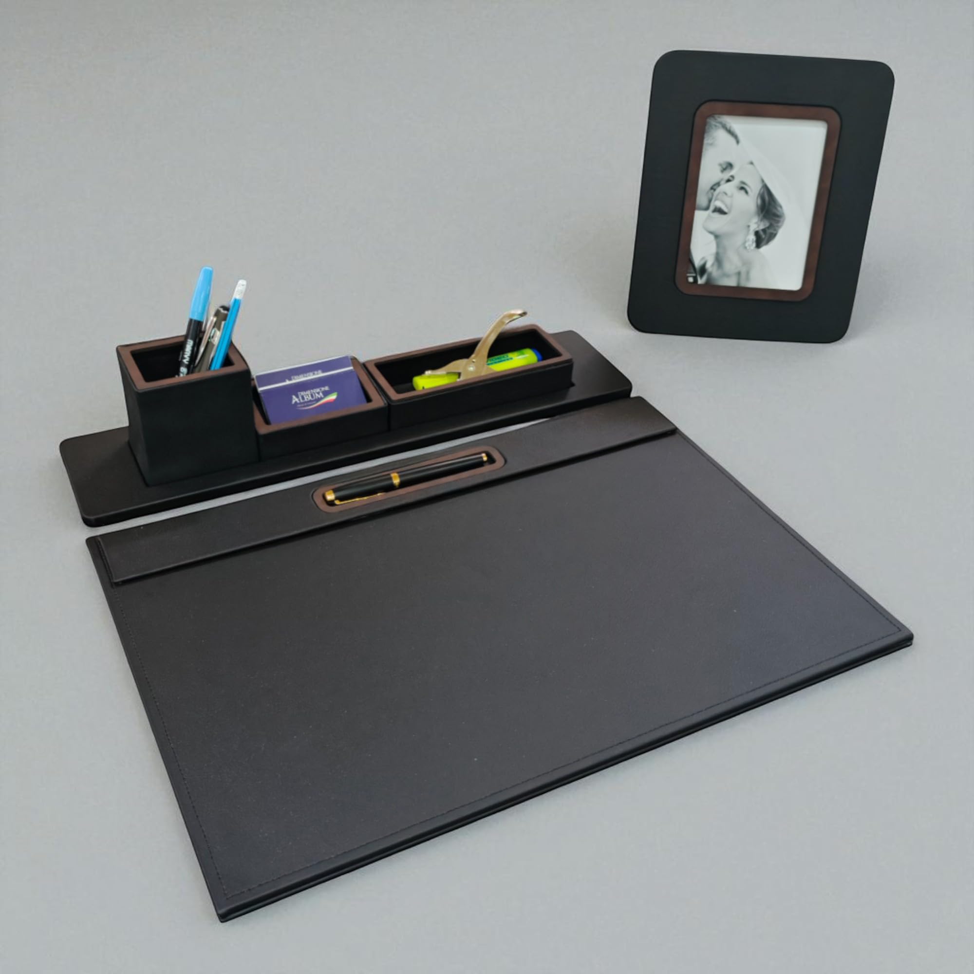 oggettando Set Scrivania in eco pelle PU Nera, 3 in 1 Organizer a incastro Bicchiere Porta Penne, Porta bigliettini, Porta oggetti, Portafoto da tavolo, Sottomano - Ufficio Casa (PU Marrone)
