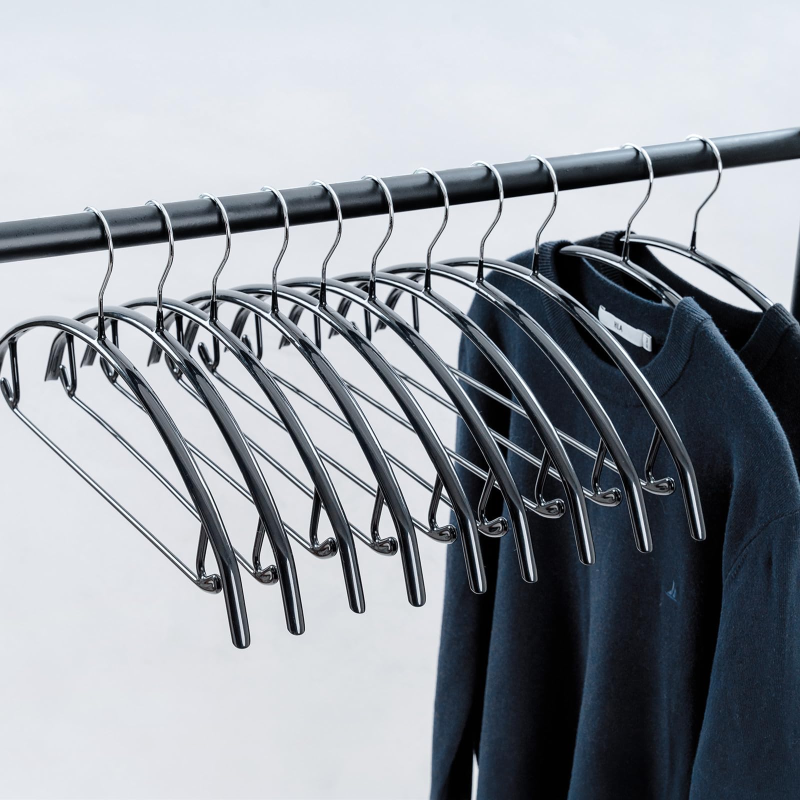 Cintre en métal avec barre pour pantalons noir pour ranger les pulls
