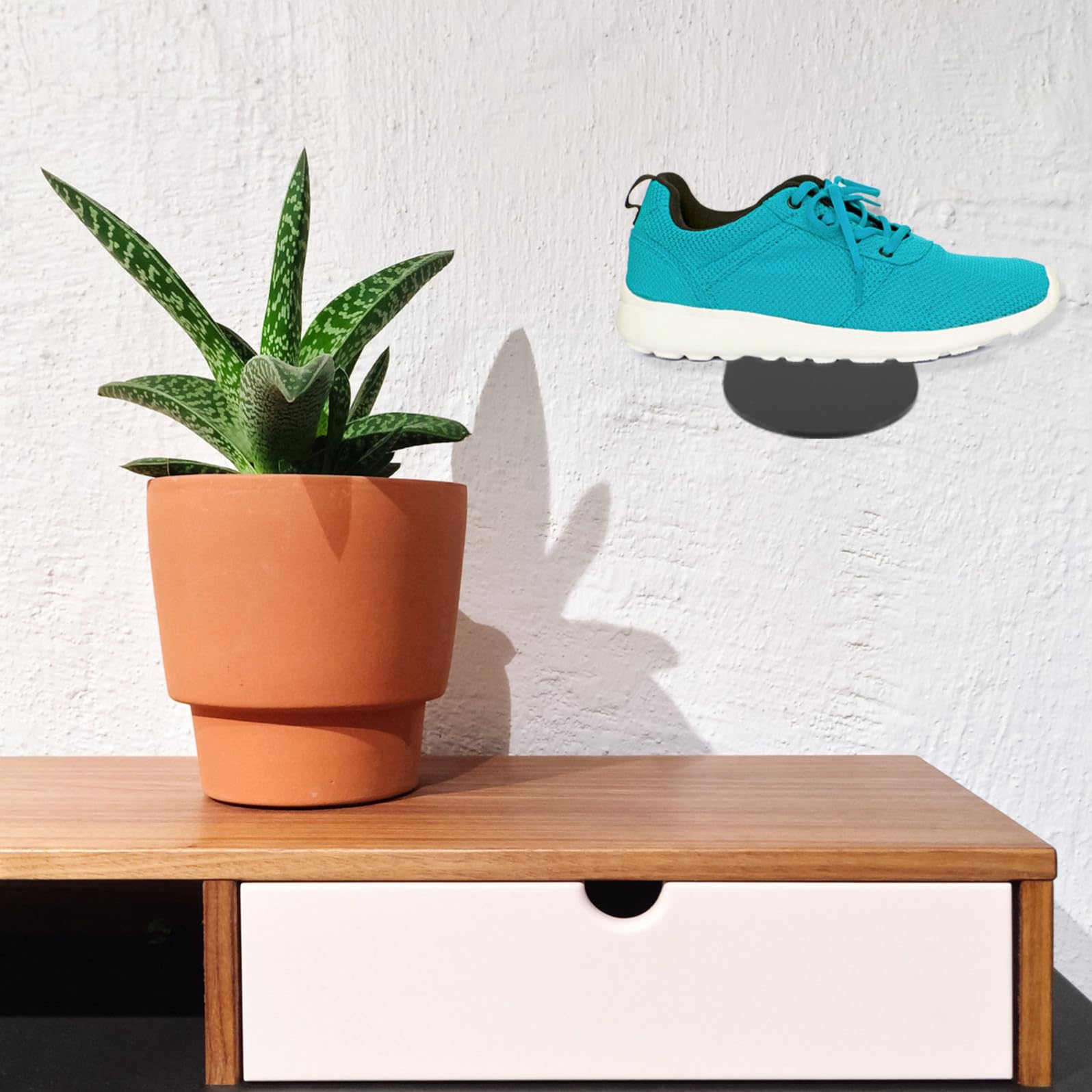 SHINEOFI Set da 6 Mensole Fluttuanti per Scarpe in Acrilico Nero Montaggio a Muro e Bordi Arrotondati, Espositore Raffinato per Scarpe Collezione e Attività Fisica