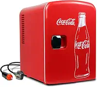 Mini geladeira Coca-Cola Classic Coke Bottle 4L com 12V DC e 110V CA, refrigerador portátil para 6 latas, refrigerador pessoal de viagem para lanches, almoços, bebidas, cosméticos, mesa, escritório, dormitório, vermelho