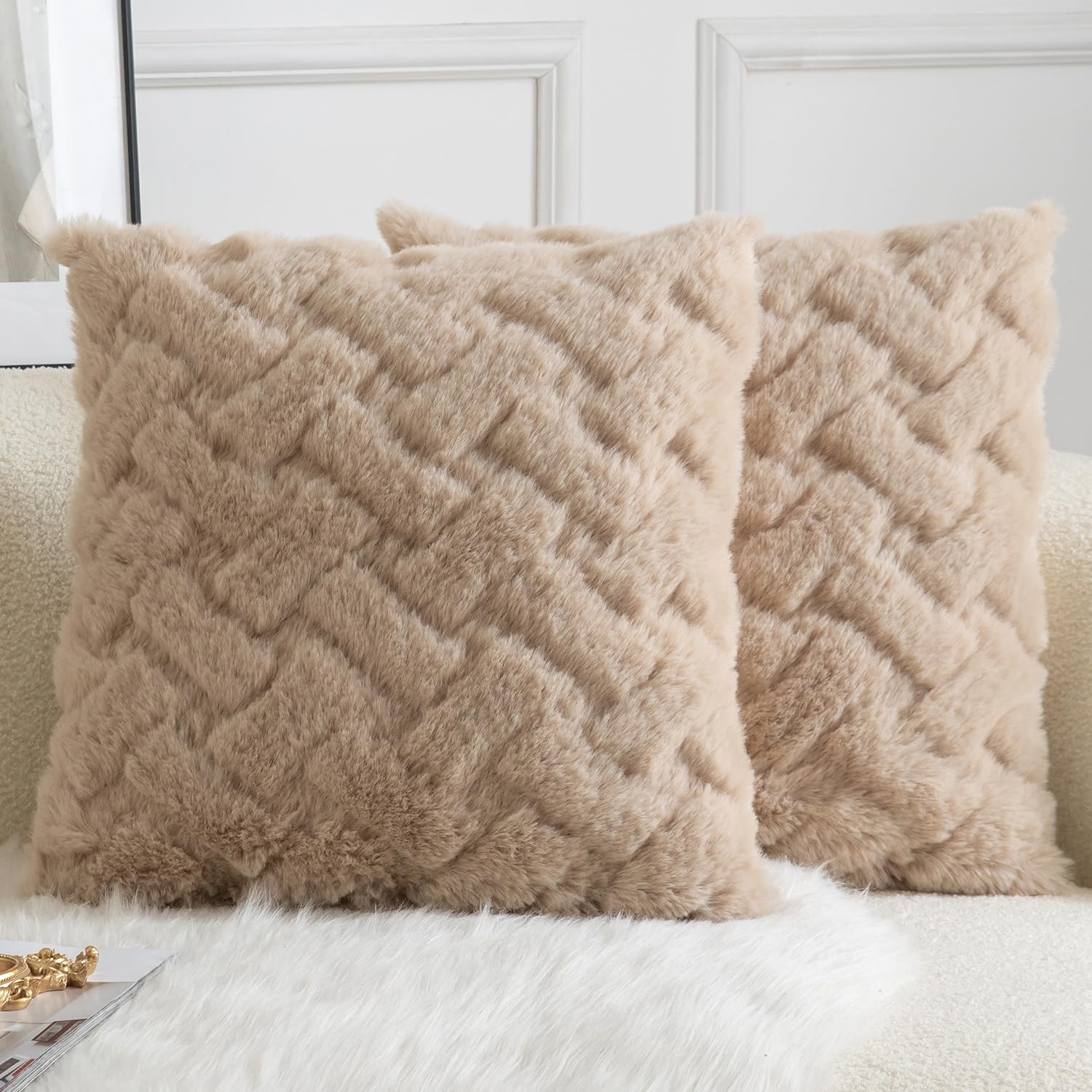 YAERTUN Set of 2 Decorative Cushion Covers Thick Plush Wool Pillows Covers Super Soft Luxury faux Rabbit Fur Velvet Throw Pillow Cases for Couch Sofa Bed Living Room 20x20 Inch 50x50 cm Oatmeal