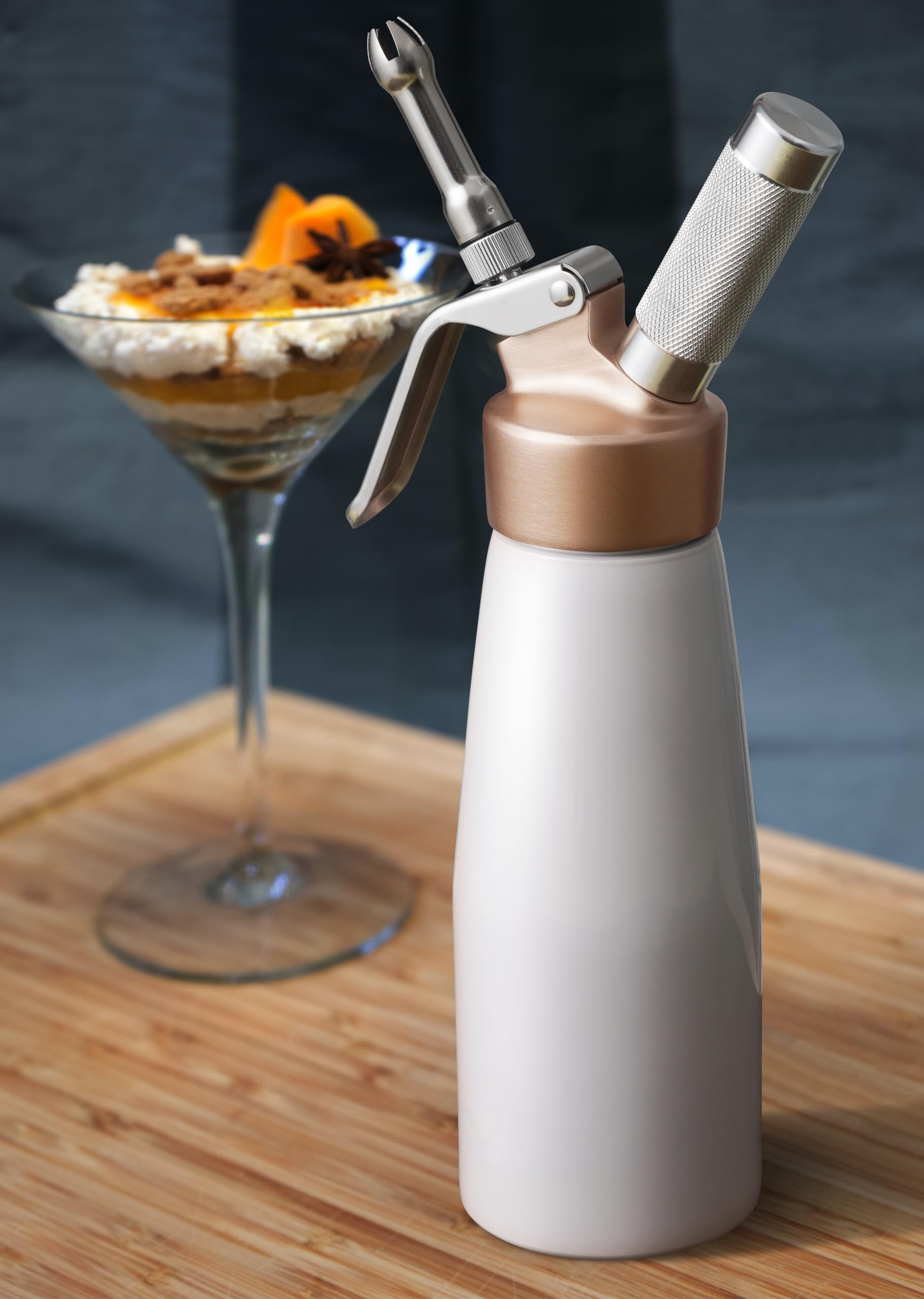 Professional Sahnespender, 0.5 Liter Aluminium-Legierung, Sahne-Peitsche, Kanister mit goldener Oberseite und 6 Dekorationsspitzen, für hausgemachte Schlagsahne (weiß) | Aluminiumlegierung, goldfarbene Oberseite, 6 Spritztüllen, für hausgemachte Schlagsah