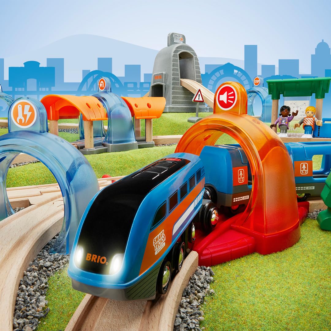 BRIO World 33972 Smart Tech Sound Action Tunnel Reisezug Set - Elektrischer Zug mit Schienen & Tunnel - Interaktives Spielzeug empfohlen ab 3 Jahren