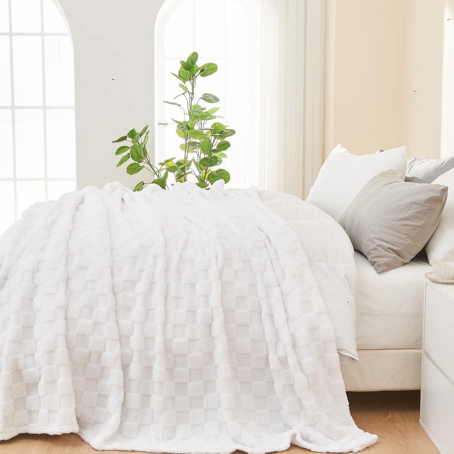 NEWCOSPLAY Super Soft Twin Blanket White Premium Silky Flannel Fleece 3D Checkered Lightweight Bed Blanket All Season Use (White Checkered, Twin(60"x80")) - Image 9