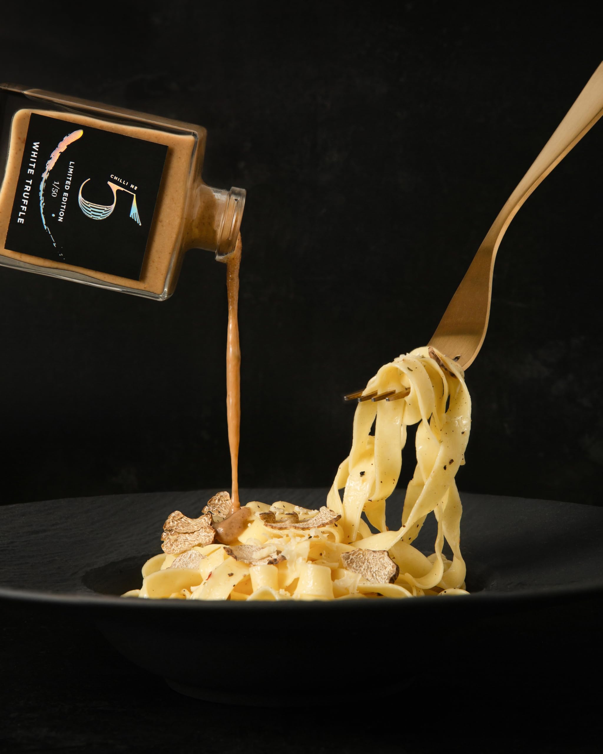 Chilli No. 5 | Trufa blanca, edición limitada, salsa picante de trufas y hongos gourmet, vegana, sin gluten, sin colorantes ni saborizantes artificiales, botella de 100 mililitros